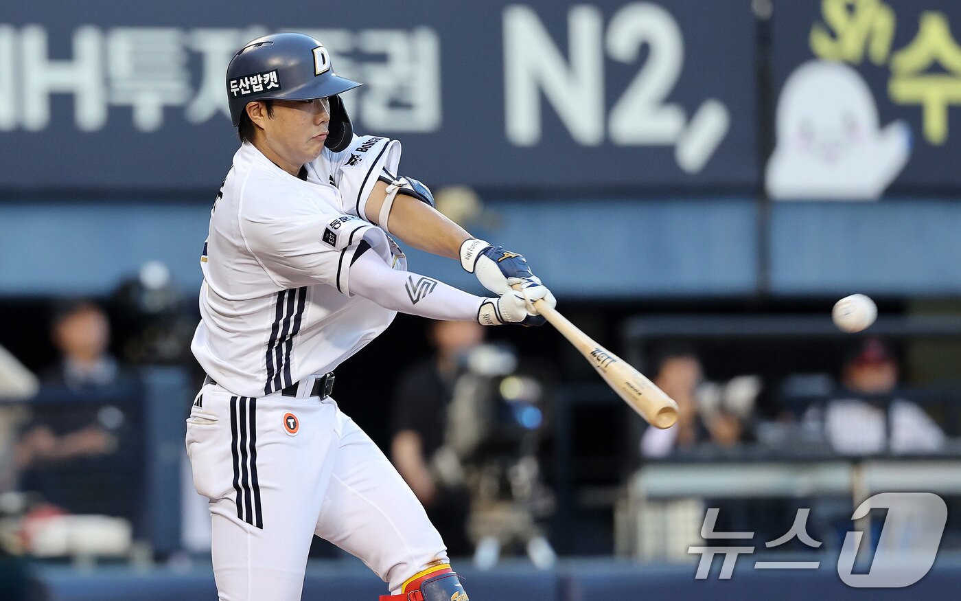 본문 이미지 - 27일 서울 송파구 잠실야구장에서 열린 프로야구 &#39;2025 신한 SOL뱅크 KBO 리그&#39; LG 트윈스와 두산 베어스의 경기, 4회말 무사 상황 두산 박준순이 1루타를 날리고 있다. 2025.7.27/뉴스1 ⓒ News1 박지혜 기자