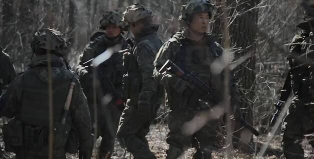 돼지비계 먹으며 전투 임하는 북한군…러시아 파병군 '다큐' 나온다