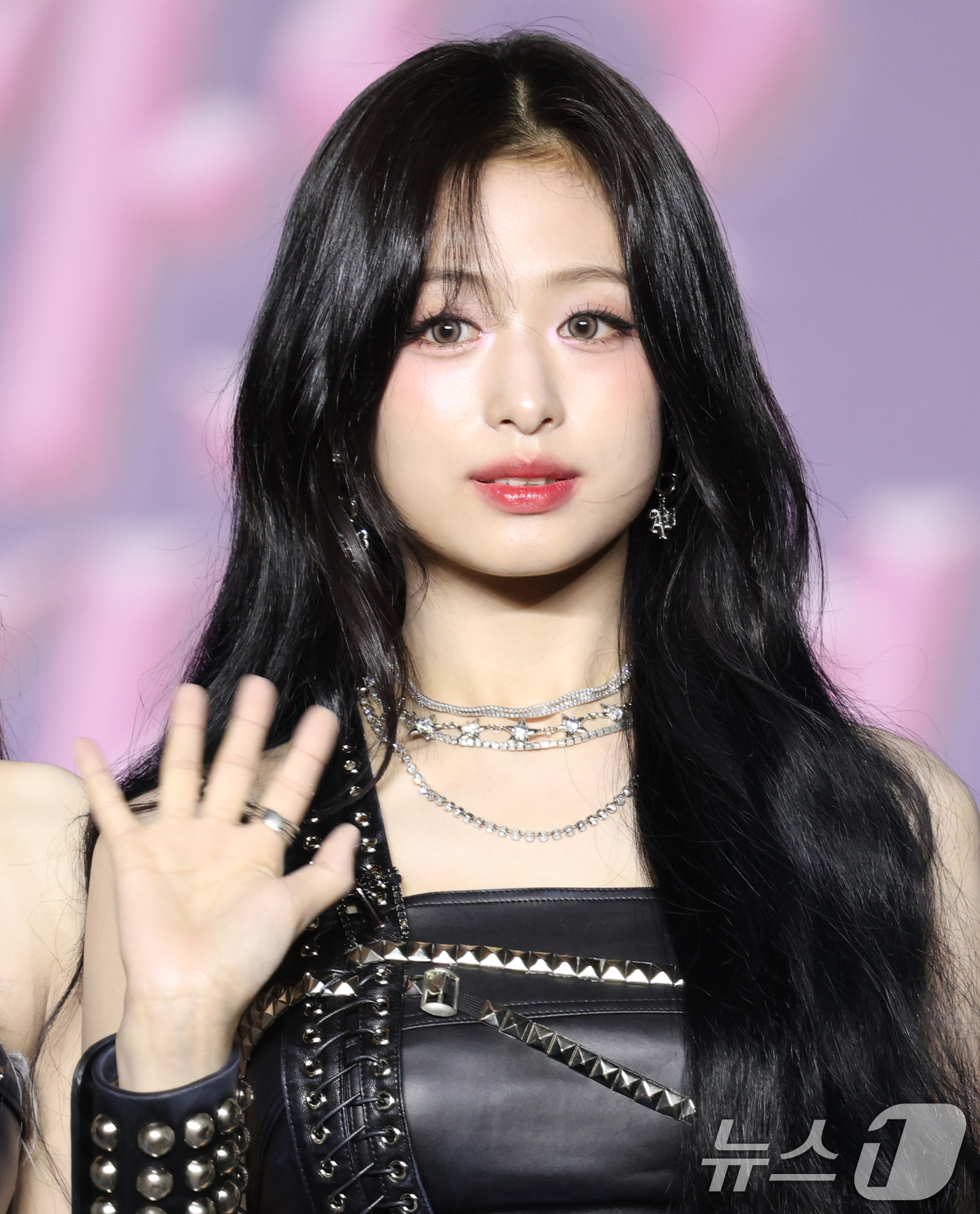 (고양=뉴스1) 권현진 기자 = 베이비몬스터 아현이 27일 경기도 고양시 일산서구 킨텍스 제1전시장에서 열린 ‘2025 SBS 가요대전 Summer’(이하 ‘가요대전’) 블루카펫 …