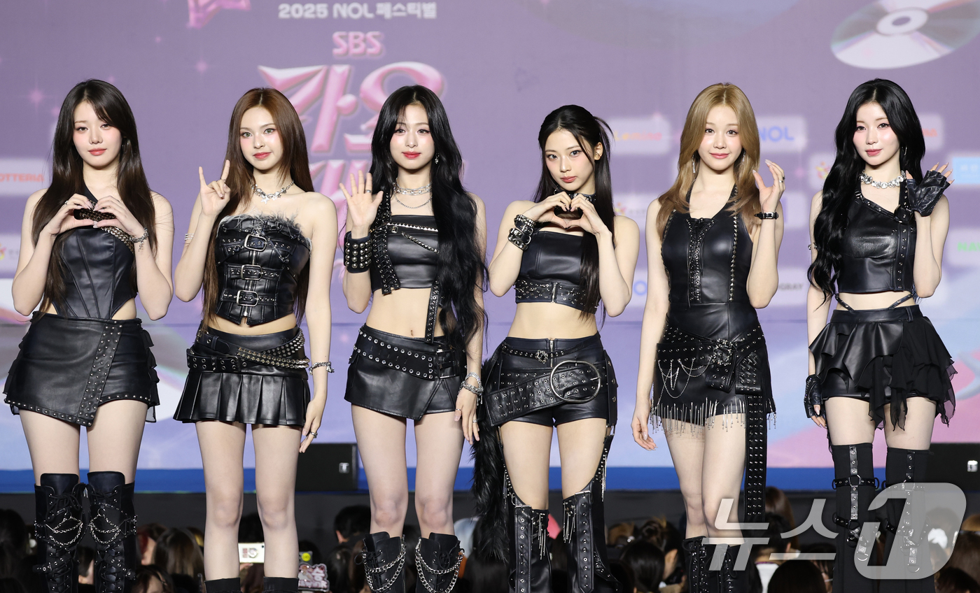 (고양=뉴스1) 권현진 기자 = 베이비몬스터 로라(왼쪽부터)와 치키타, 아현, 루카, 파리타, 아사가 27일 경기도 고양시 일산서구 킨텍스 제1전시장에서 열린 ‘2025 SBS 가 …