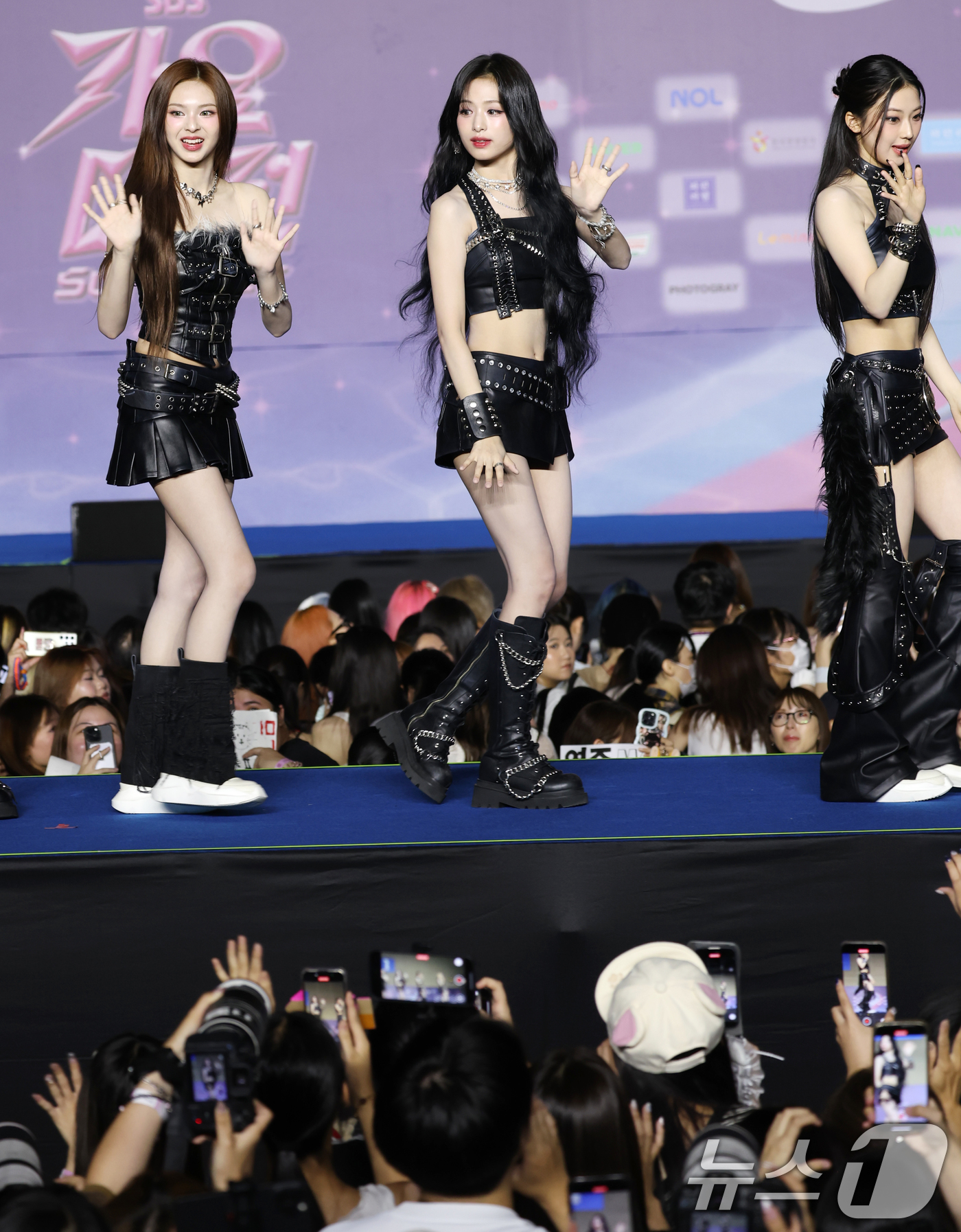 (고양=뉴스1) 권현진 기자 = 베이비몬스터 치키타(왼쪽부터)와 아현, 루카가  27일 경기도 고양시 일산서구 킨텍스 제1전시장에서 열린 ‘2025 SBS 가요대전 Summer’( …