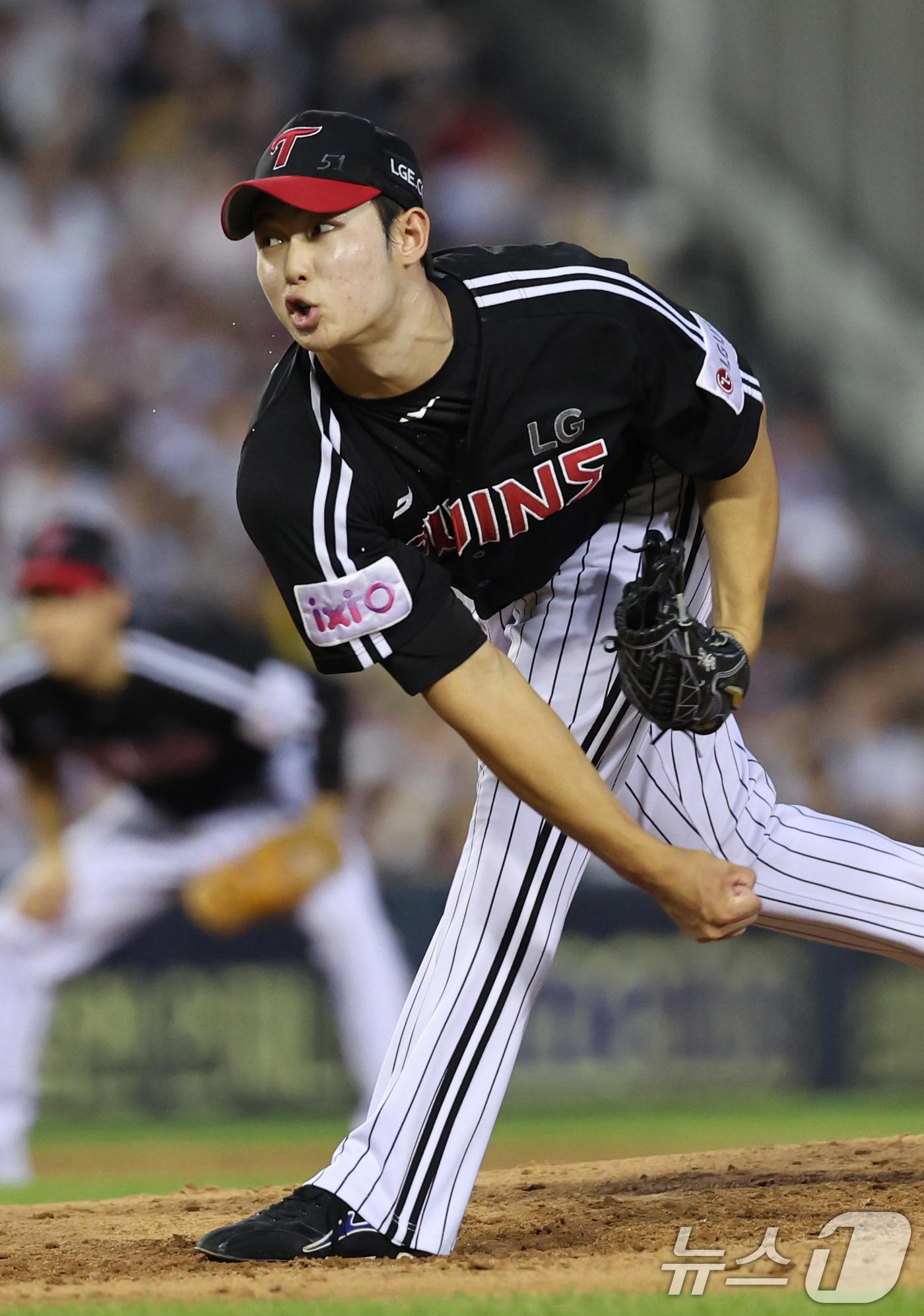 (서울=뉴스1) 박지혜 기자 = 27일 서울 송파구 잠실야구장에서 열린 프로야구 '2025 신한 SOL뱅크 KBO 리그' LG 트윈스와 두산 베어스의 경기, 5회말 LG 김영우가 …