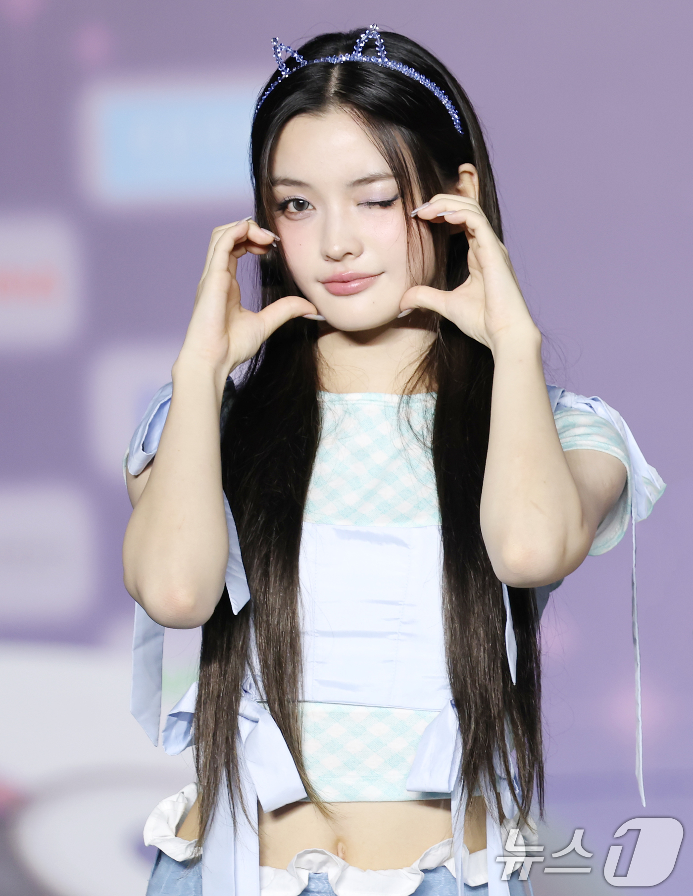 (고양=뉴스1) 권현진 기자 = 아일릿 이로하가 27일 경기도 고양시 일산서구 킨텍스 제1전시장에서 열린 ‘2025 SBS 가요대전 Summer’(이하 ‘가요대전’) 블루카펫 행사 …