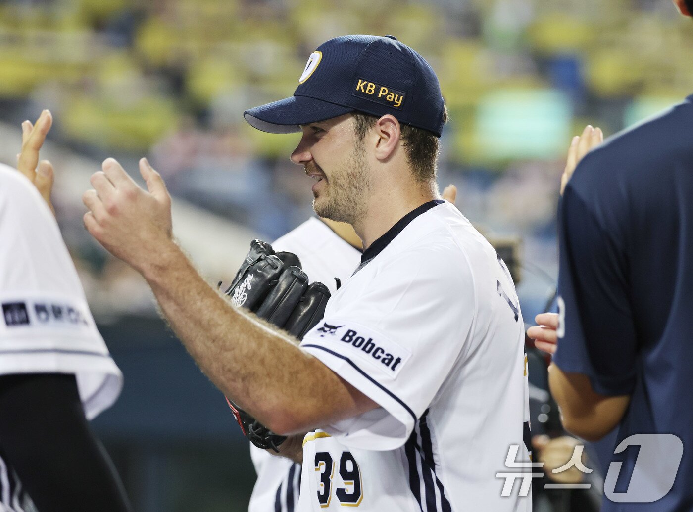 본문 이미지 - 27일 서울 송파구 잠실야구장에서 열린 프로야구 &#39;2025 신한 SOL뱅크 KBO 리그&#39; LG 트윈스와 두산 베어스의 경기 6회초 LG 공격을 무실점으로 막아낸 두산 선발 잭로그가 더그아웃으로 향하고 있다. 2025.7.27/뉴스1 ⓒ News1 박지혜 기자