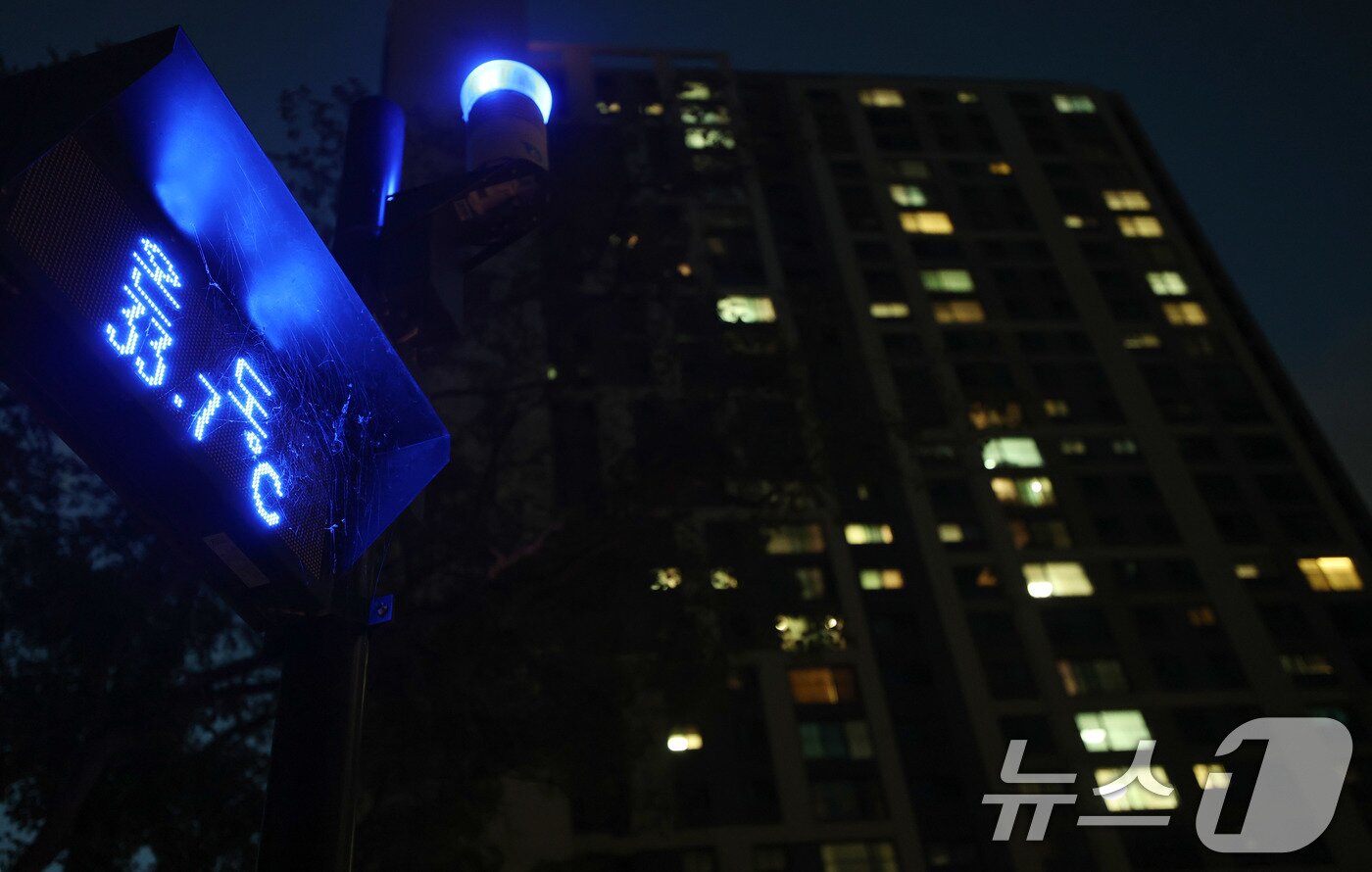 본문 이미지 - 27일 밤 경기도 하남시 한 아파트단지의 온도계가 33.7도를 나타내고 있다. 이날 서울 낮 최고기온은 38도, 경기 안성은 40도를 기록하는 등 기록적인 폭염을 나타냈다. 2025.7.27/뉴스1 ⓒ News1 박세연 기자