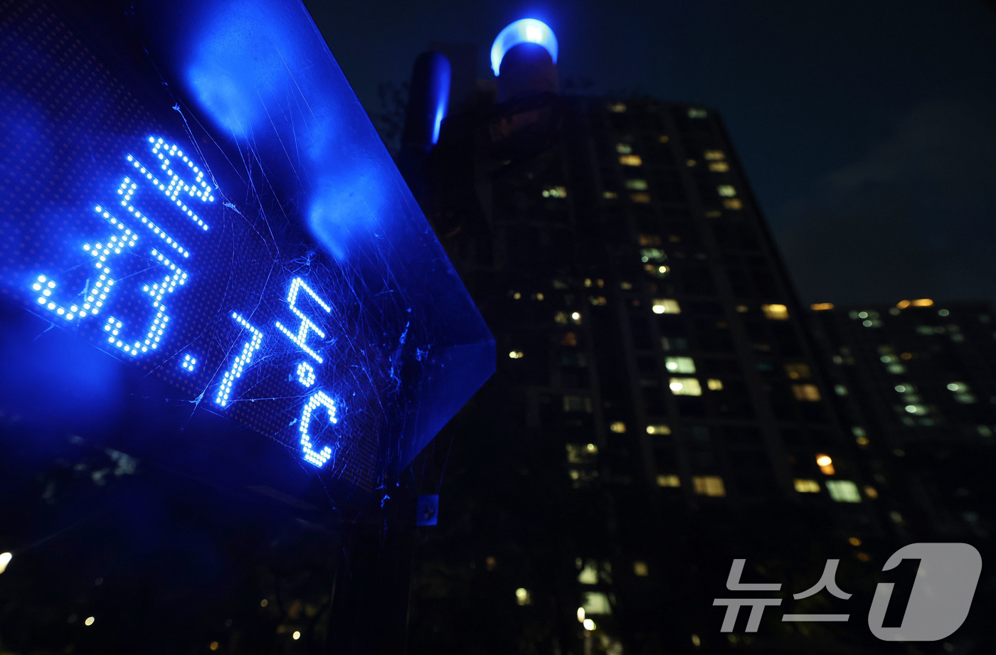 (하남=뉴스1) 박세연 기자 = 서울과 수도권에 열대야가 이어지는 27일 밤 경기도 하남시 한 아파트단지의 온도계가 33.7도를 나타내고 있다.이날 서울 낮 최고기온은 38도, 경 …