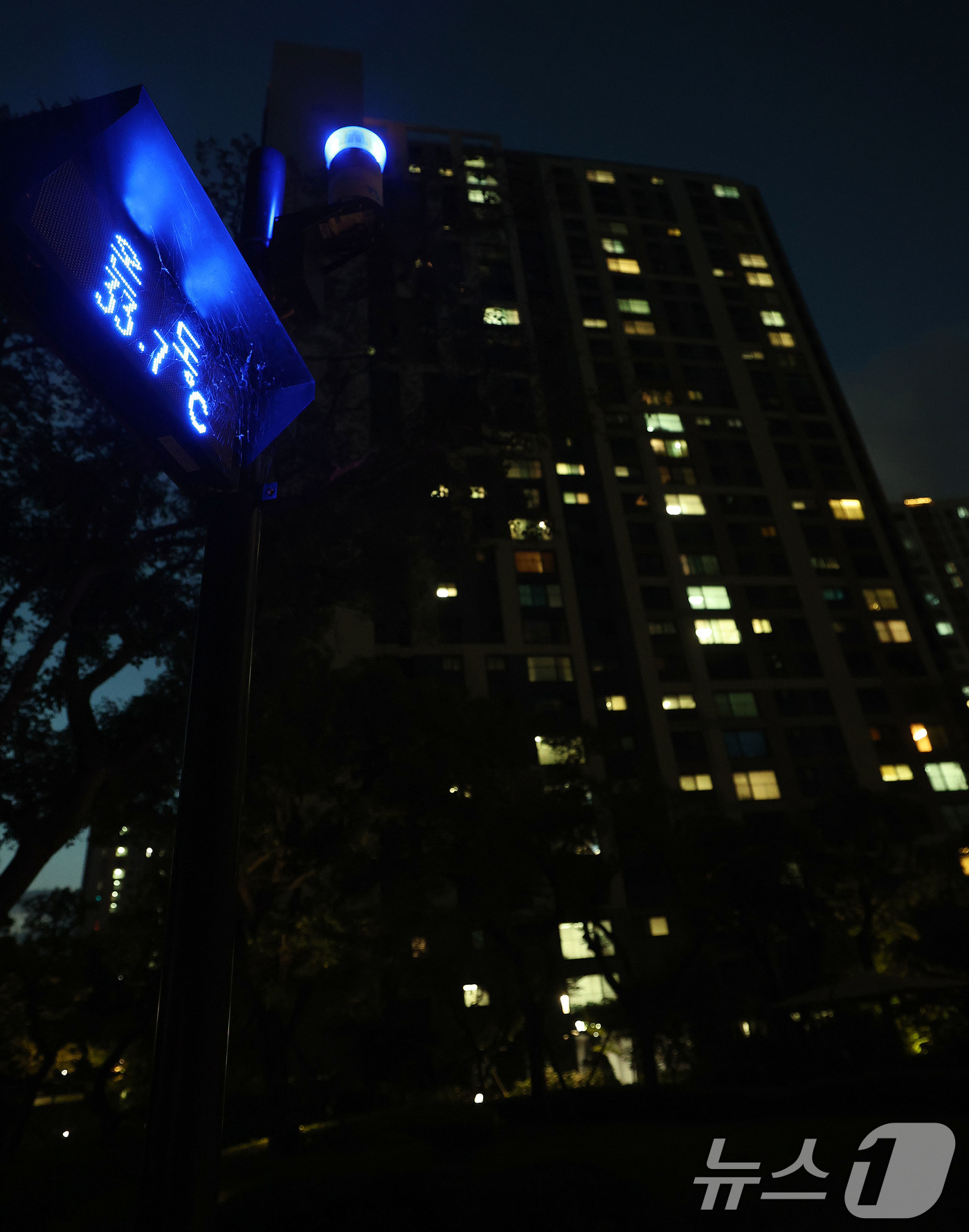 (하남=뉴스1) 박세연 기자 = 서울과 수도권에 열대야가 이어지는 27일 밤 경기도 하남시 한 아파트단지의 온도계가 33.7도를 나타내고 있다.이날 서울 낮 최고기온은 38도, 경 …