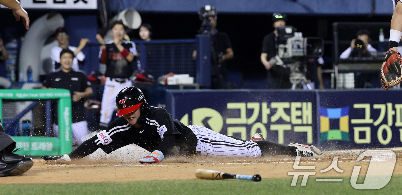 (서울=뉴스1) 박지혜 기자 = 27일 서울 송파구 잠실야구장에서 열린 프로야구 '2025 신한 SOL뱅크 KBO 리그' LG 트윈스와 두산 베어스의 경기 7회초 LG 신민재의 희 …