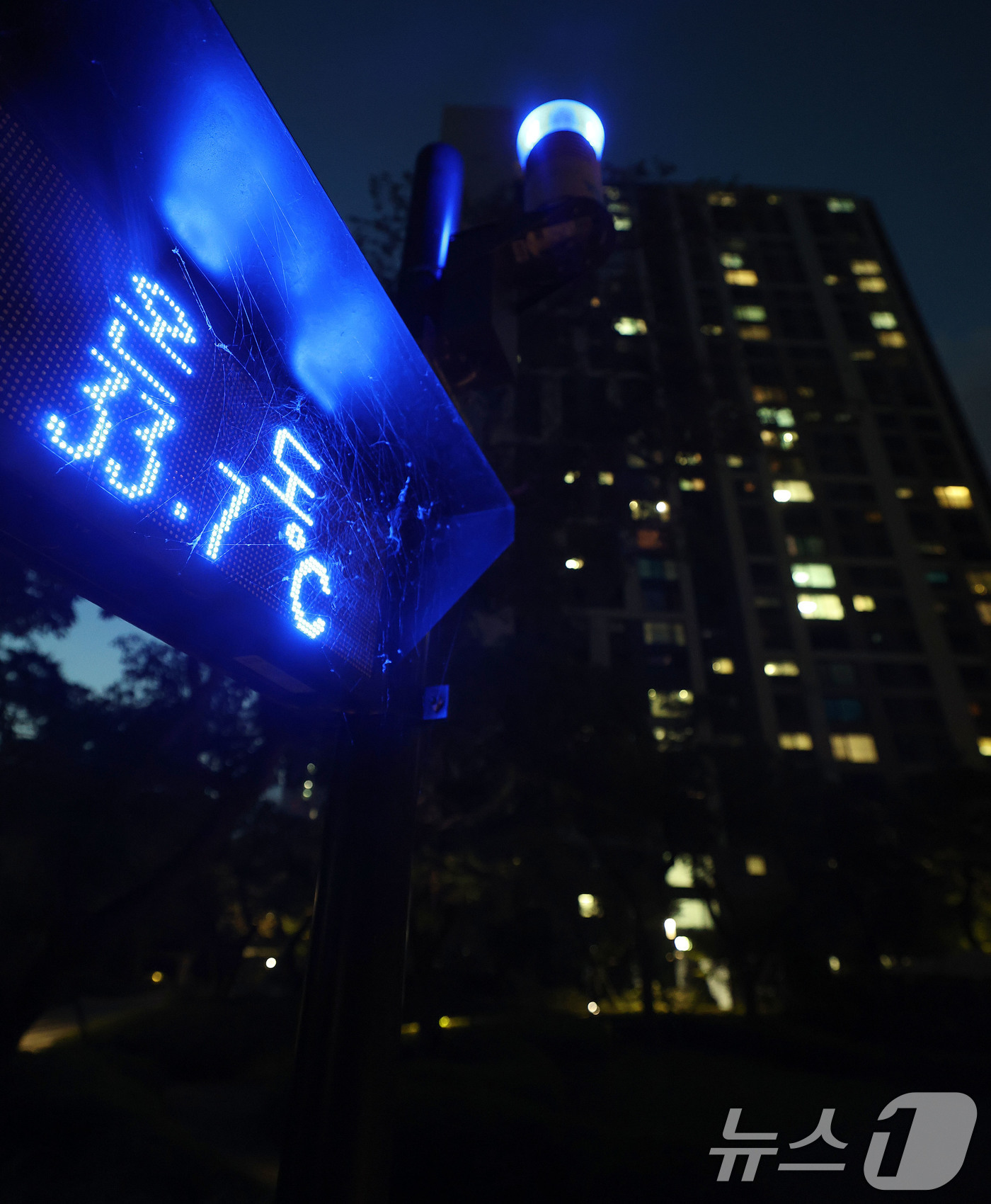 (하남=뉴스1) 박세연 기자 = 서울과 수도권에 열대야가 이어지는 27일 밤 경기도 하남시 한 아파트단지의 온도계가 33.7도를 나타내고 있다.이날 서울 낮 최고기온은 38도, 경 …