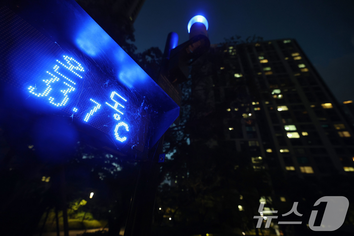 (하남=뉴스1) 박세연 기자 = 서울과 수도권에 열대야가 이어지는 27일 밤 경기도 하남시 한 아파트단지의 온도계가 33.7도를 나타내고 있다.이날 서울 낮 최고기온은 38도, 경 …