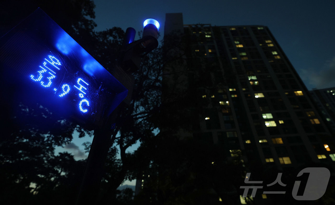 (하남=뉴스1) 박세연 기자 = 서울과 수도권에 열대야가 이어지는 27일 밤 경기도 하남시 한 아파트단지의 온도계가 33.9도를 나타내고 있다.이날 서울 낮 최고기온은 38도, 경 …