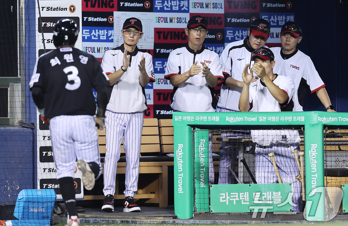 (서울=뉴스1) 박지혜 기자 = 27일 서울 송파구 잠실야구장에서 열린 프로야구 '2025 신한 SOL뱅크 KBO 리그' LG 트윈스와 두산 베어스의 경기 7회초 1사 3루 상황 …