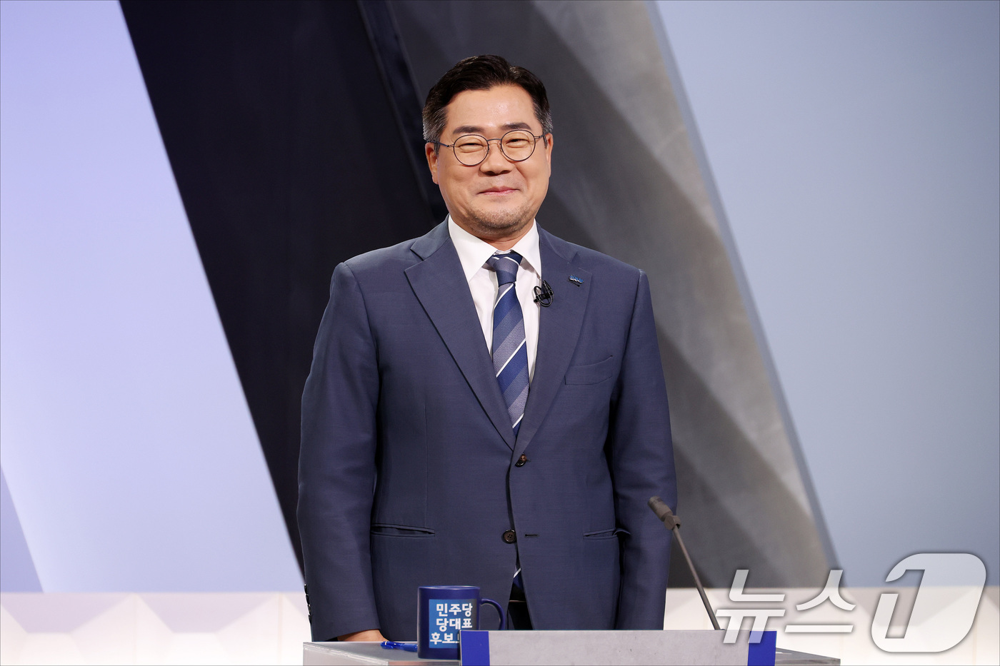 (서울=뉴스1) 국회사진기자단 = 박찬대 더불어민주당 당대표 후보가 27일 오후 서울 여의도 KBS 신관 공개홀에서 TV토론회 시작 전 토론 준비를 하고 있다. 2025.7.27/ …