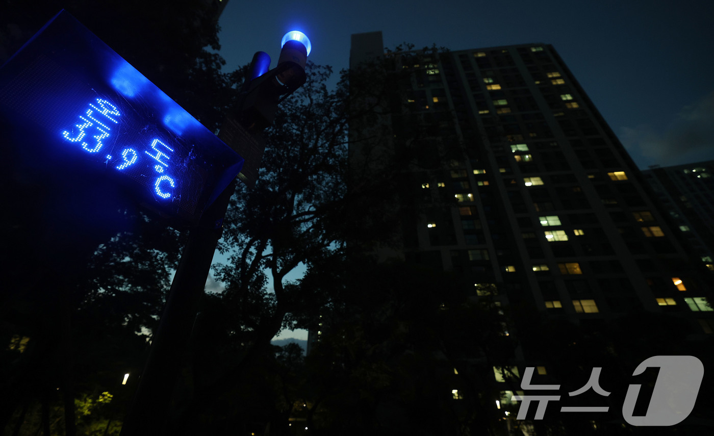 (하남=뉴스1) 박세연 기자 = 서울과 수도권에 열대야가 이어지는 27일 밤 경기도 하남시 한 아파트단지의 온도계가 33.9도를 나타내고 있다.이날 서울 낮 최고기온은 38도, 경 …