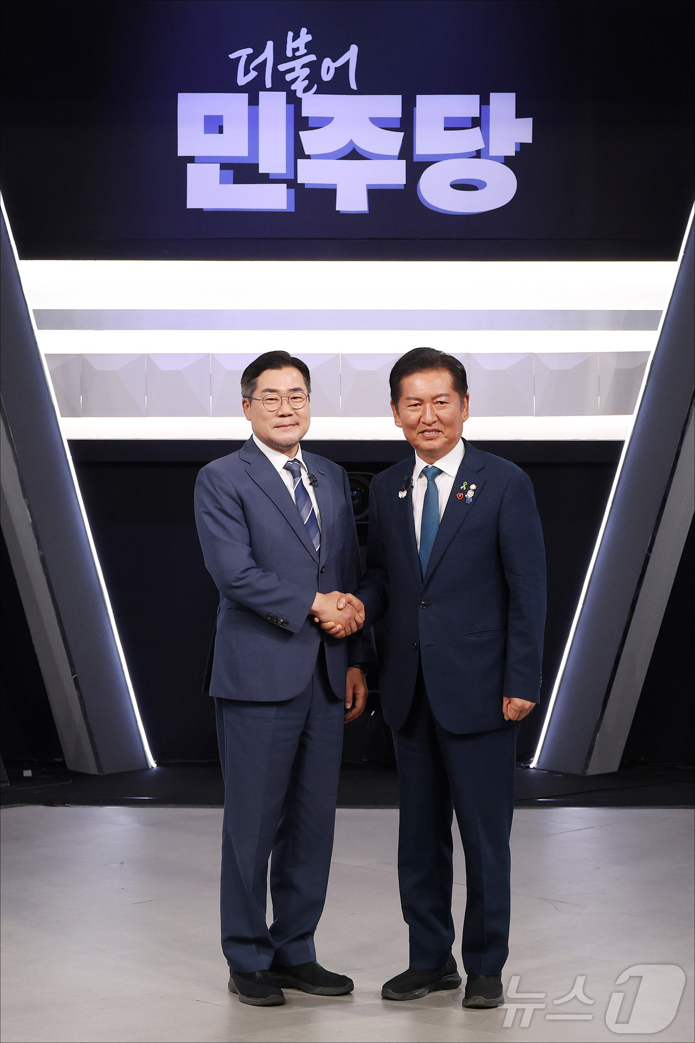 (서울=뉴스1) 국회사진기자단 = 박찬대(왼쪽), 정청래 더불어민주당 당대표 후보가 27일 오후 서울 여의도 KBS 신관 공개홀에서 TV토론회 시작 전 악수를 하며 포즈를 취하고 …