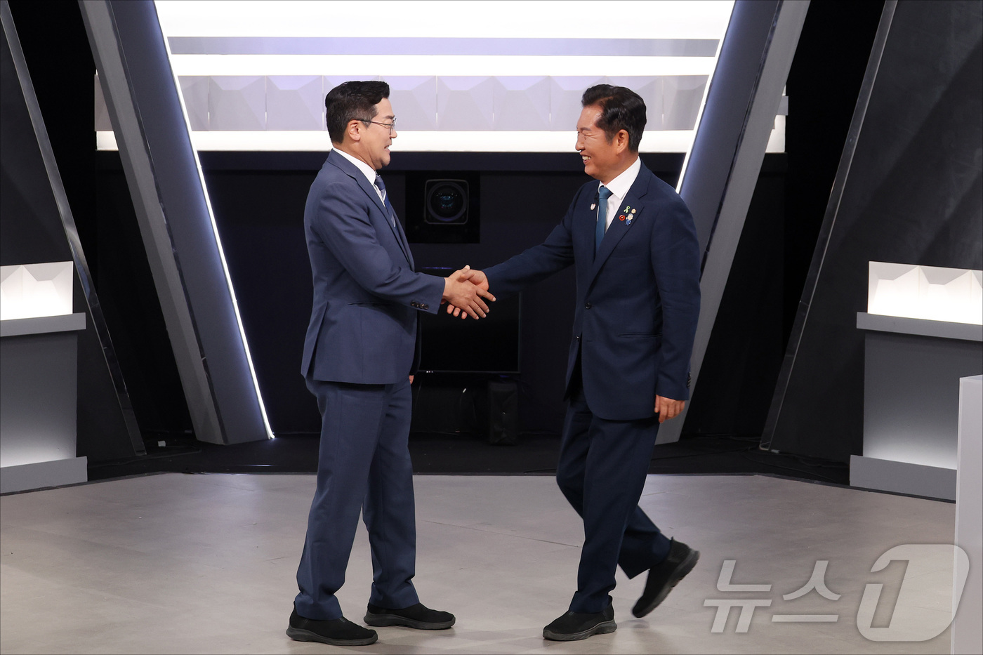 (서울=뉴스1) 국회사진기자단 = 박찬대(왼쪽), 정청래 더불어민주당 당대표 후보가 27일 오후 서울 여의도 KBS 신관 공개홀에서 TV토론회 시작 전 악수를 하고 있다. 2025 …