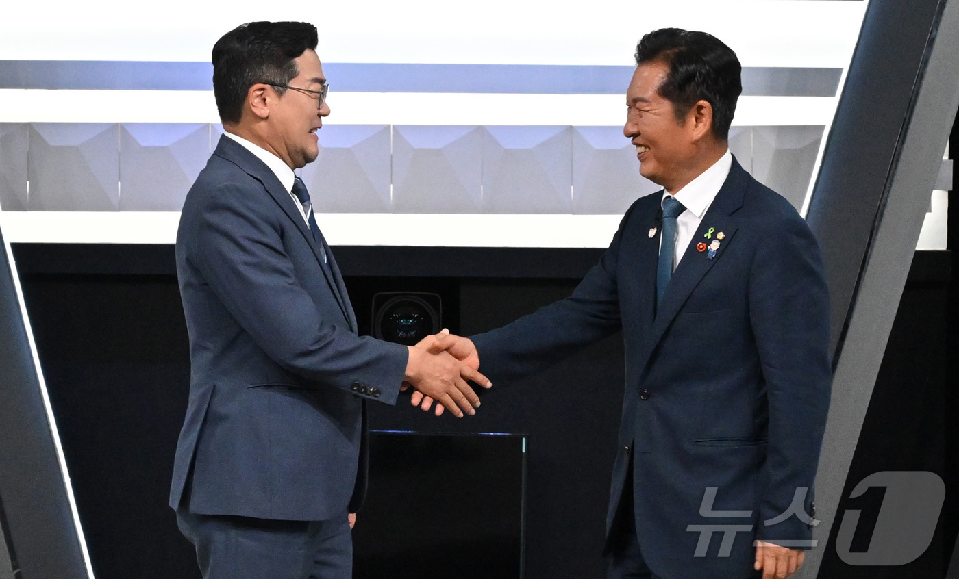 (서울=뉴스1) 국회사진기자단 = 박찬대(왼쪽)·정청래 더불어민주당 당대표 후보가 27일 오후 서울 여의도 KBS에서 열린 TV토론회 시작 전 기념촬영을 하고 있다. 2025.7. …