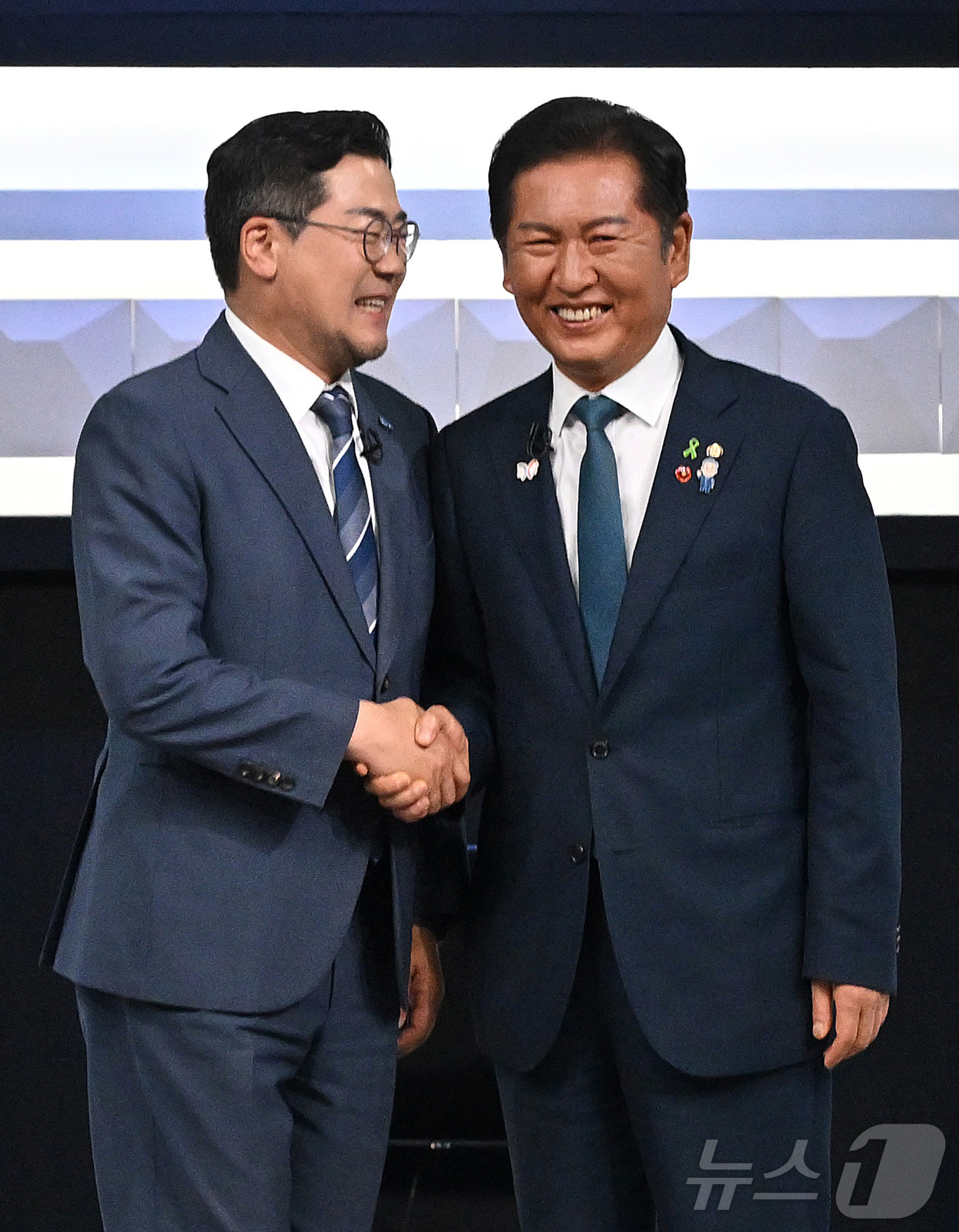 (서울=뉴스1) 국회사진기자단 = 박찬대(왼쪽)·정청래 더불어민주당 당대표 후보가 27일 오후 서울 여의도 KBS에서 열린 TV토론회 시작 전 기념촬영을 하고 있다. 2025.7. …