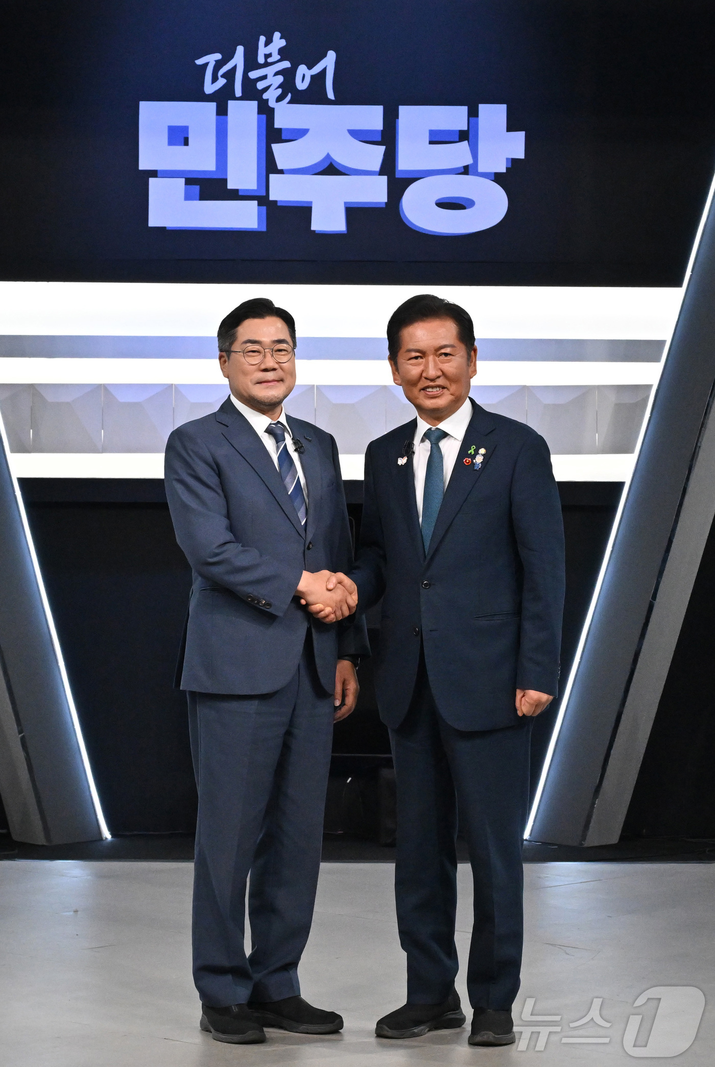 (서울=뉴스1) 국회사진기자단 = 박찬대(왼쪽)·정청래 더불어민주당 당대표 후보가 27일 오후 서울 여의도 KBS에서 열린 TV토론회 시작 전 기념촬영을 하고 있다. 2025.7. …