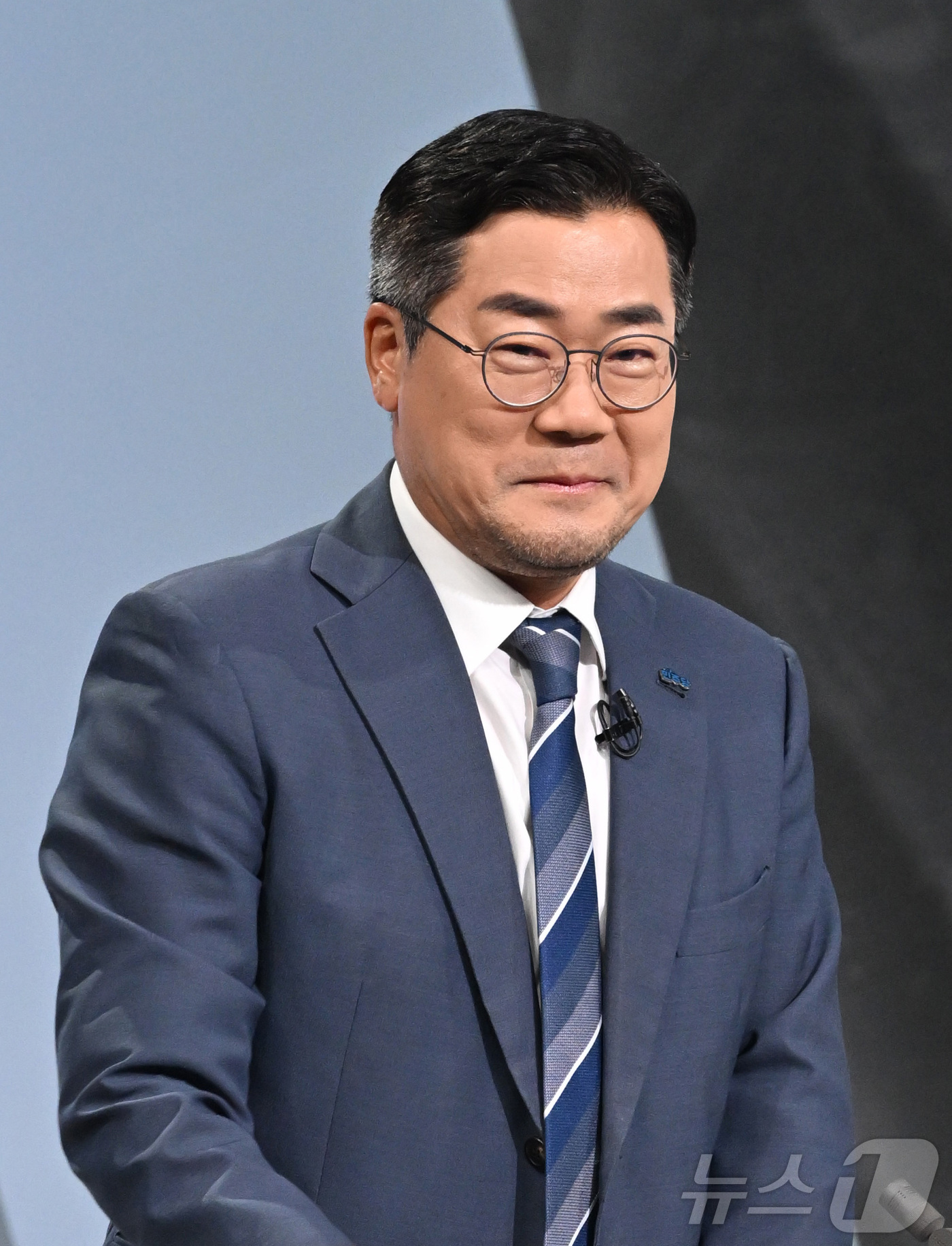 (서울=뉴스1) 국회사진기자단 = 박찬대 더불어민주당 당대표 후보가 27일 오후 서울 여의도 KBS에서 열린 TV토론회에 참석하고 있다. 2025.7.27/뉴스1