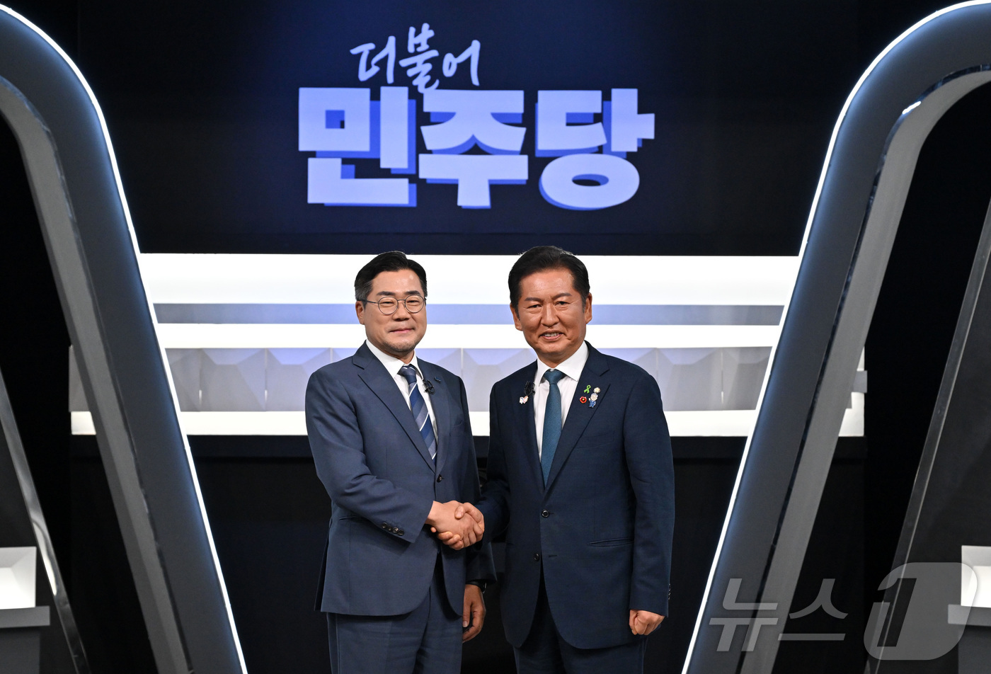 (서울=뉴스1) 국회사진기자단 = 박찬대(왼쪽)·정청래 더불어민주당 당대표 후보가 27일 오후 서울 여의도 KBS에서 열린 TV토론회 시작 전 기념촬영을 하고 있다. 2025.7. …