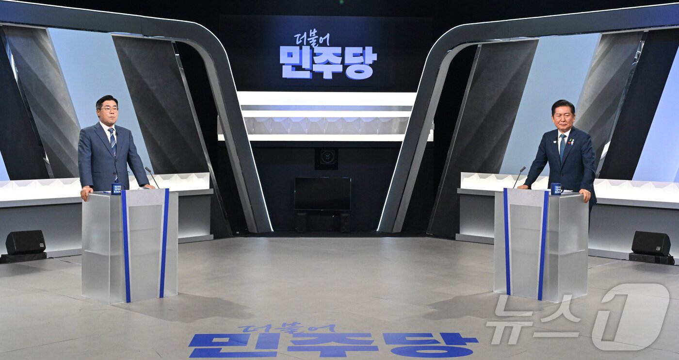 본문 이미지 - 박찬대(왼쪽)·정청래 더불어민주당 당대표 후보가 27일 오후 서울 여의도 KBS에서 열린 TV토론회에 참석하고 있다. 2025.7.27/뉴스1 ⓒ News1 국회사진기자단