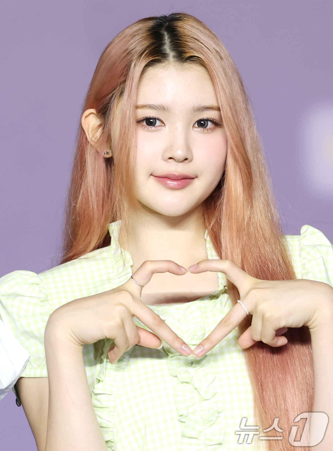 (고양=뉴스1) 권현진 기자 = 하츠투하츠 에이나가 27일 경기도 고양시 일산서구 킨텍스 제1전시장에서 열린 ‘2025 SBS 가요대전 Summer’(이하 ‘가요대전’) 블루카펫 …