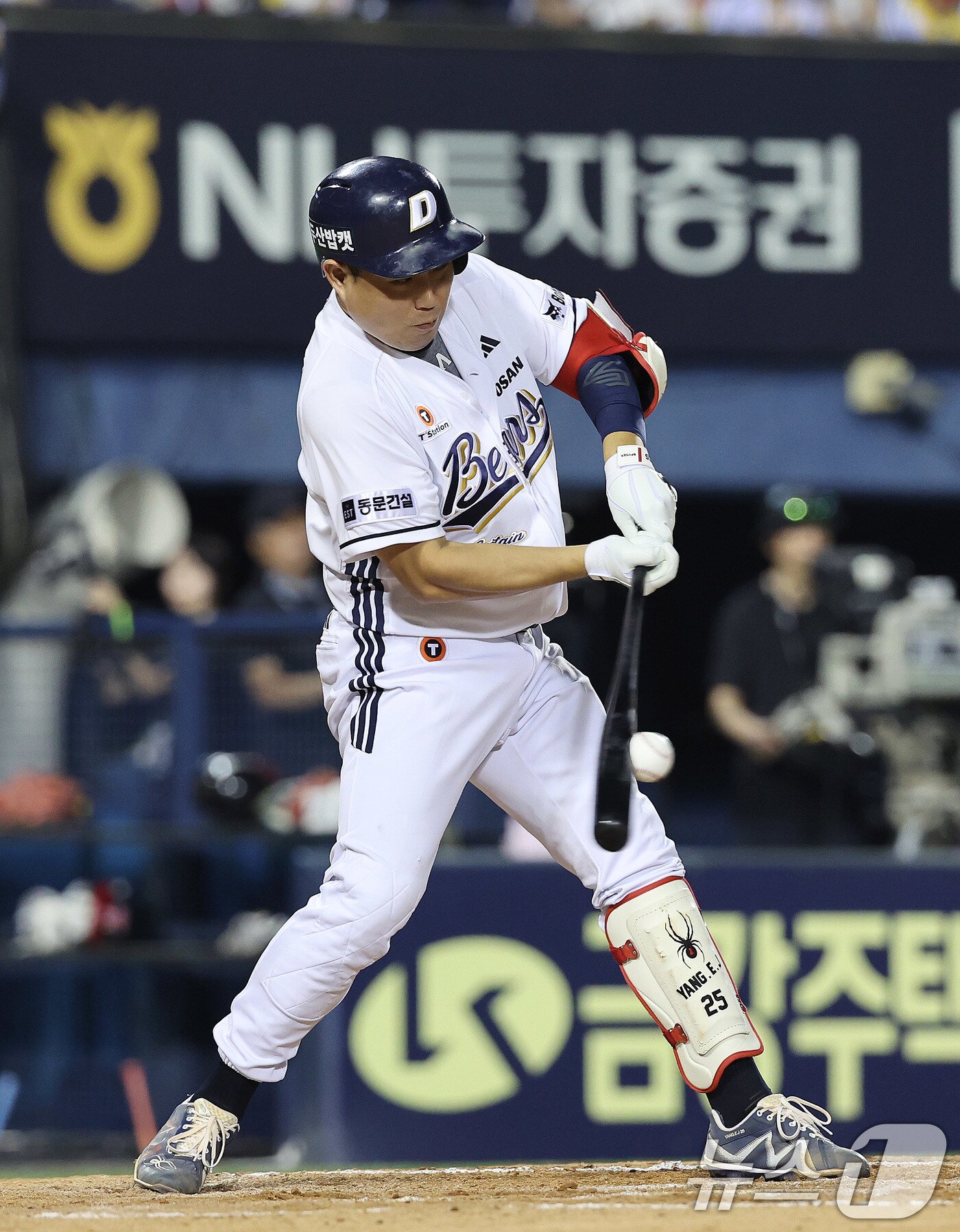 본문 이미지 - 27일 서울 송파구 잠실야구장에서 열린 프로야구 &#39;2025 신한 SOL뱅크 KBO 리그&#39; LG 트윈스와 두산 베어스의 경기 7회말 무사 1,3루 상황 두산 양의지가 타격하고 있다. 이때 양의지가 병살타로 아웃됐지만 그 사이 3루 주자 이유찬이 홈을 밟으며 두산이 7-6으로 역전에 성공했다. 2025.7.27/뉴스1 ⓒ News1 박지혜 기자