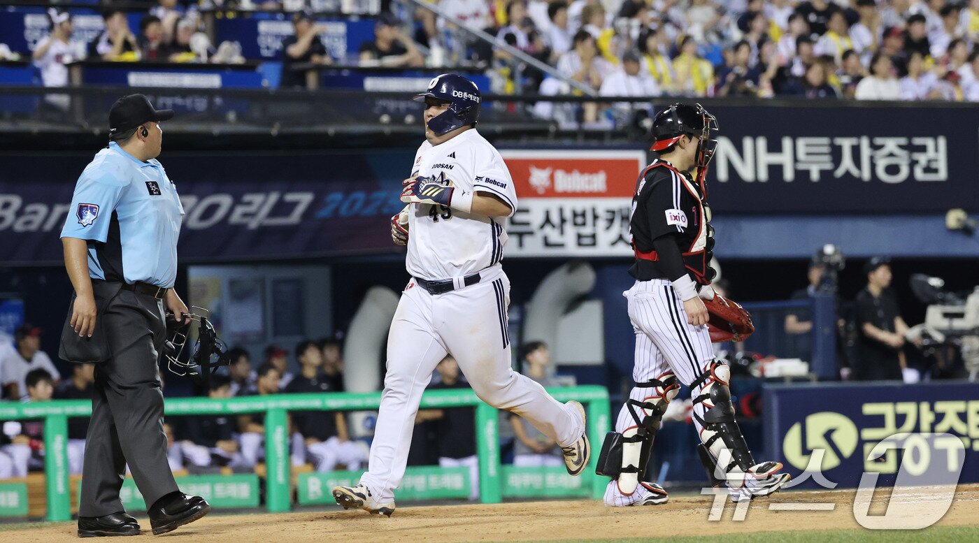 본문 이미지 - 27일 서울 송파구 잠실야구장에서 열린 프로야구 &#39;2025 신한 SOL뱅크 KBO 리그&#39; LG 트윈스와 두산 베어스의 경기 8회말 2,3루 상황 LG 박계범의 희생플라이아웃 때 김기연이 홈으로 들어와 득점에 성공하고 있다. ⓒ News1 박지혜 기자