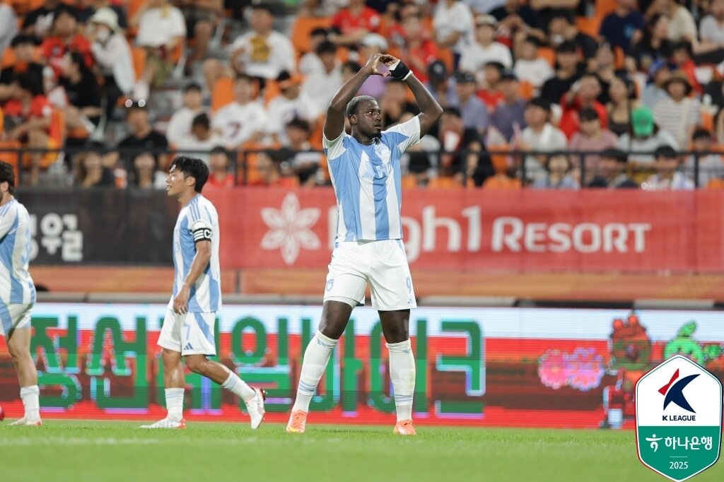본문 이미지 - 울산HD 외국인 공격수 말컹은 27일 강원하이아레나에서 열린 하나은행 K리그1 2025 24라운드 강원FC와 원정 경기에서 2골을 터뜨렸다. &#40;한국프로축구연맹 제공&#41;