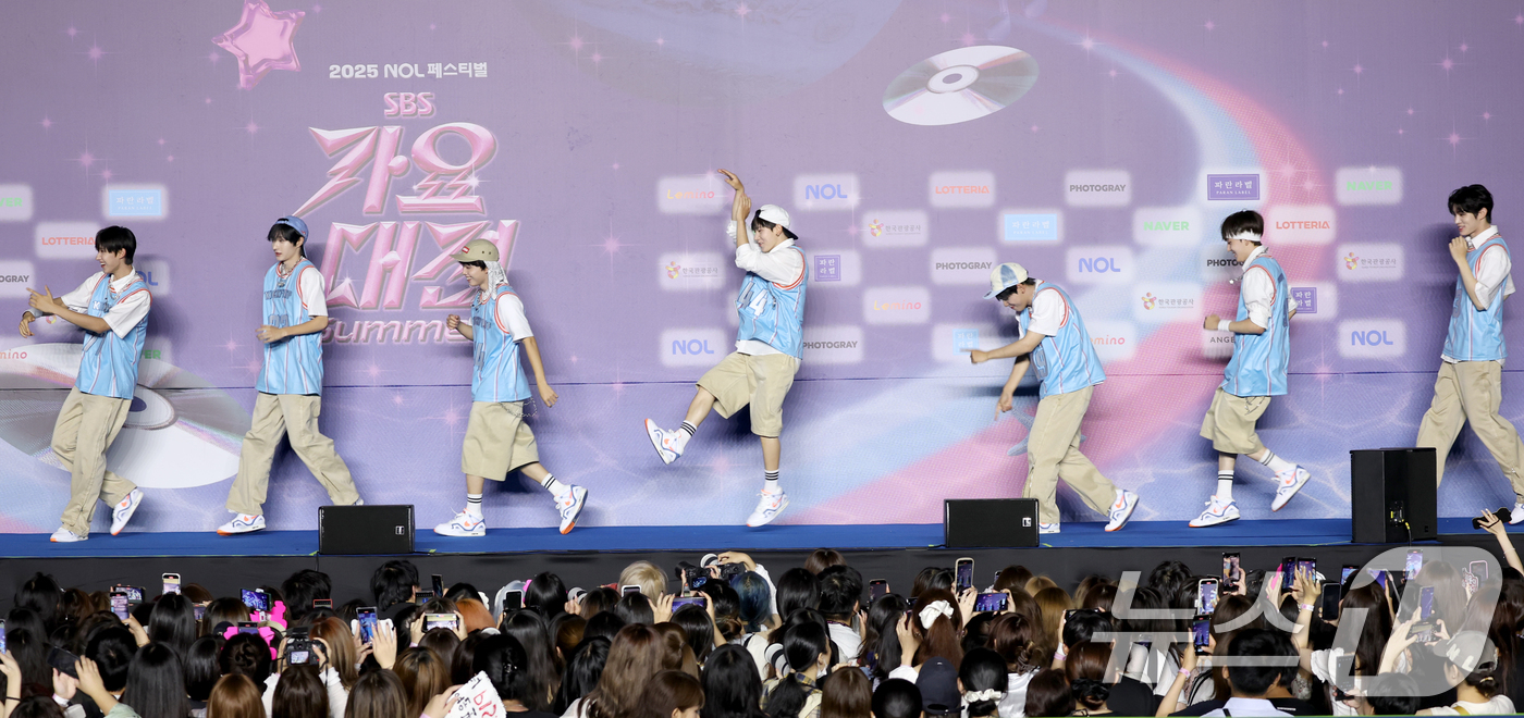 (고양=뉴스1) 권현진 기자 = 킥플립이 27일 경기도 고양시 일산서구 킨텍스 제1전시장에서 열린 ‘2025 SBS 가요대전 Summer’(이하 ‘가요대전’)에 참석해 블루카펫을 …