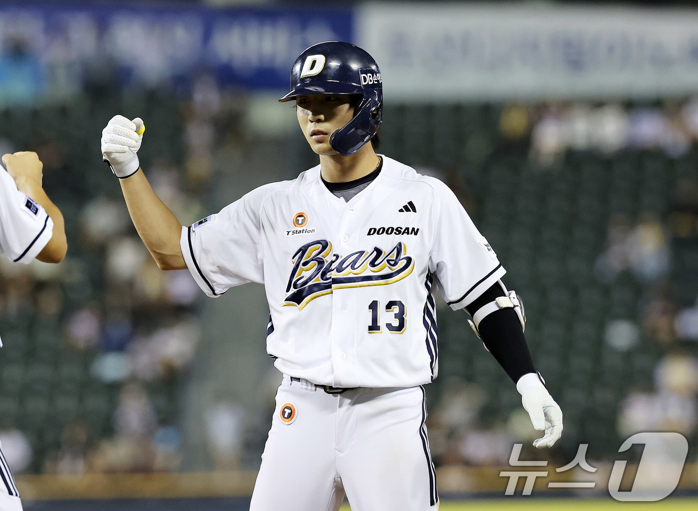 (서울=뉴스1) 박지혜 기자 = 27일 서울 송파구 잠실야구장에서 열린 프로야구 '2025 신한 SOL뱅크 KBO 리그' LG 트윈스와 두산 베어스의 경기  8회말 2사 2,3루 …