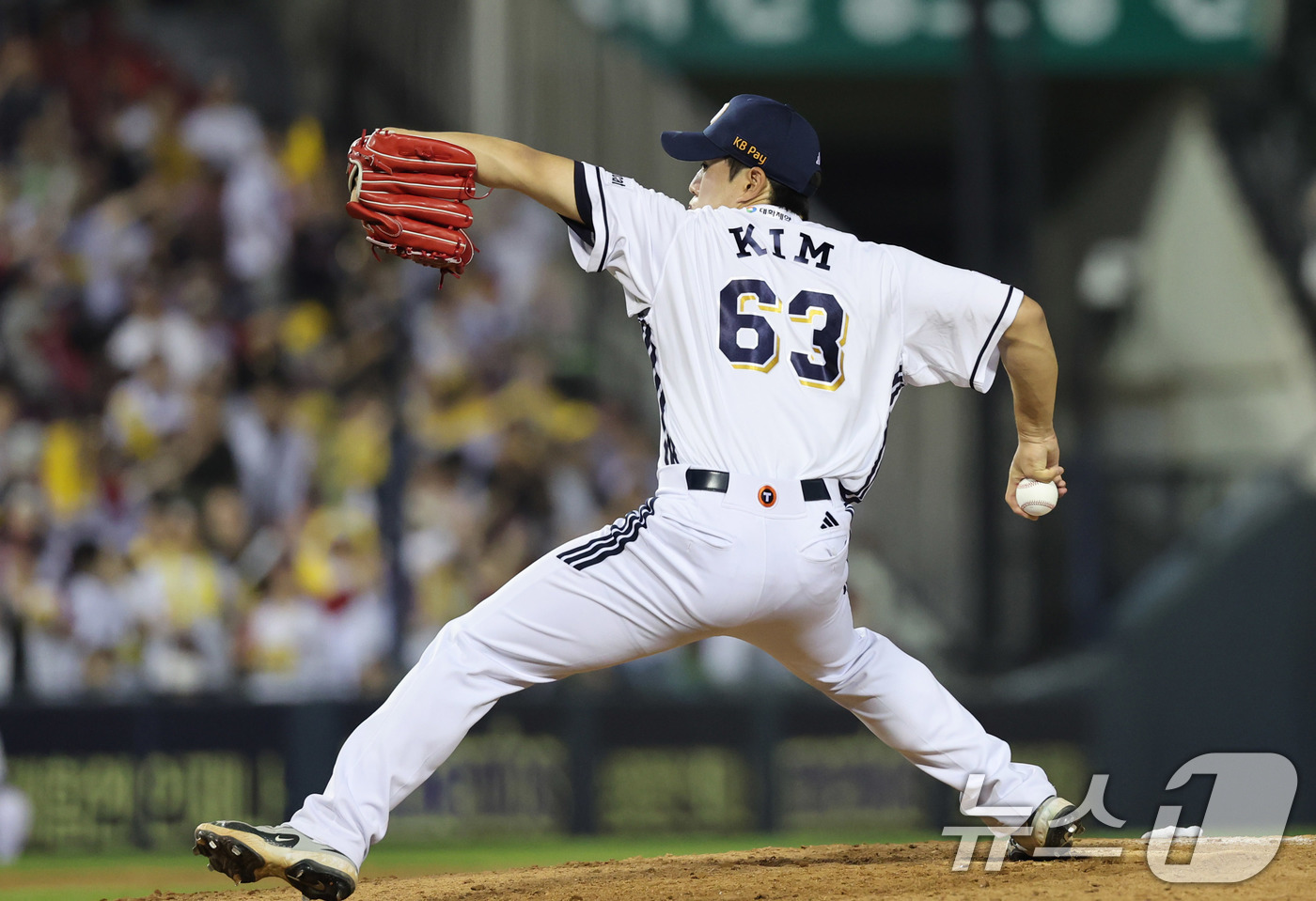 (서울=뉴스1) 박지혜 기자 = 27일 서울 송파구 잠실야구장에서 열린 프로야구 '2025 신한 SOL뱅크 KBO 리그' LG 트윈스와 두산 베어스의 경기 9회초 두산 김택연이 역 …