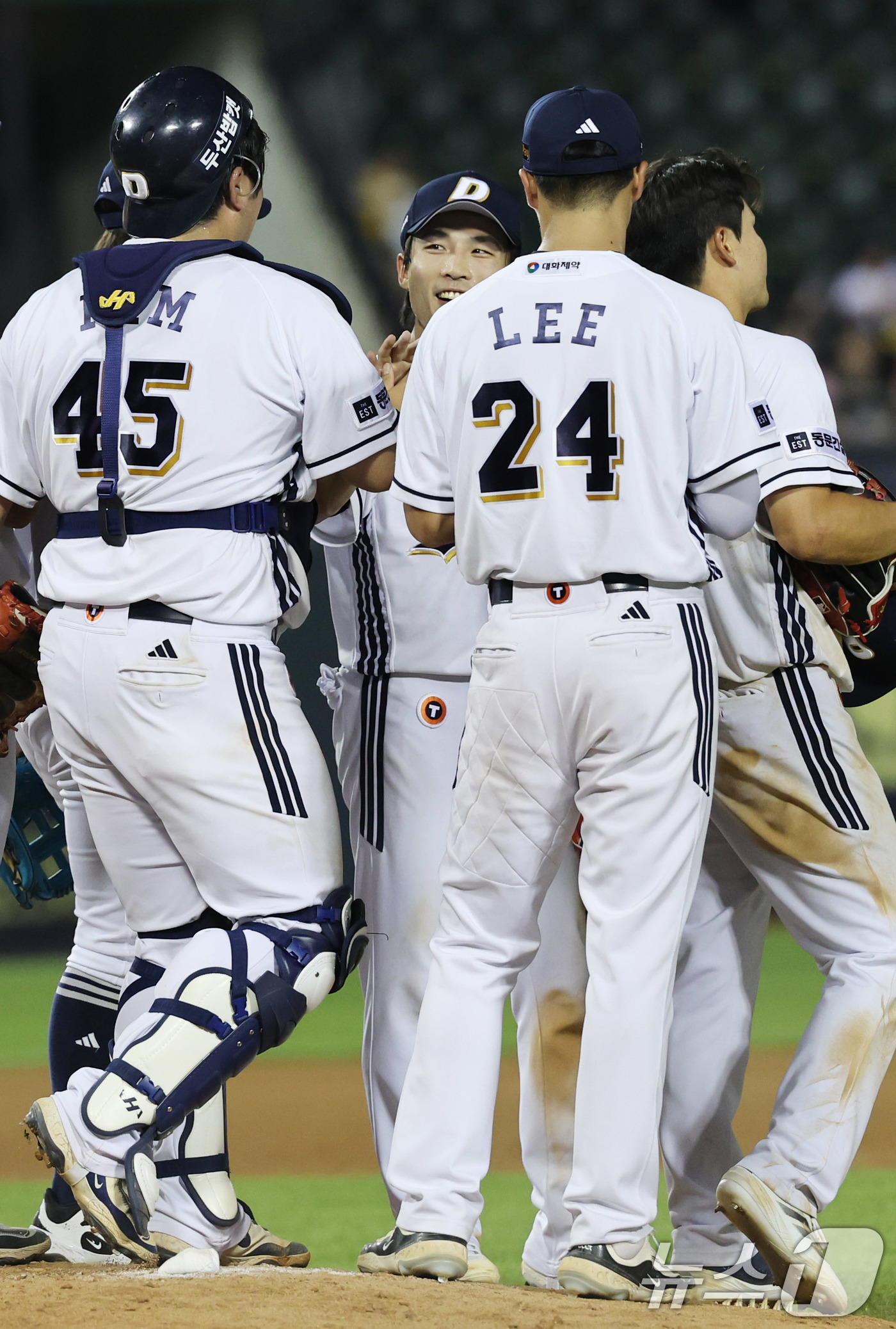 (서울=뉴스1) 박지혜 기자 = 27일 서울 송파구 잠실야구장에서 열린 프로야구 '2025 신한 SOL뱅크 KBO 리그' LG 트윈스와 두산 베어스의 경기에서 두산 선수들이 9-6 …