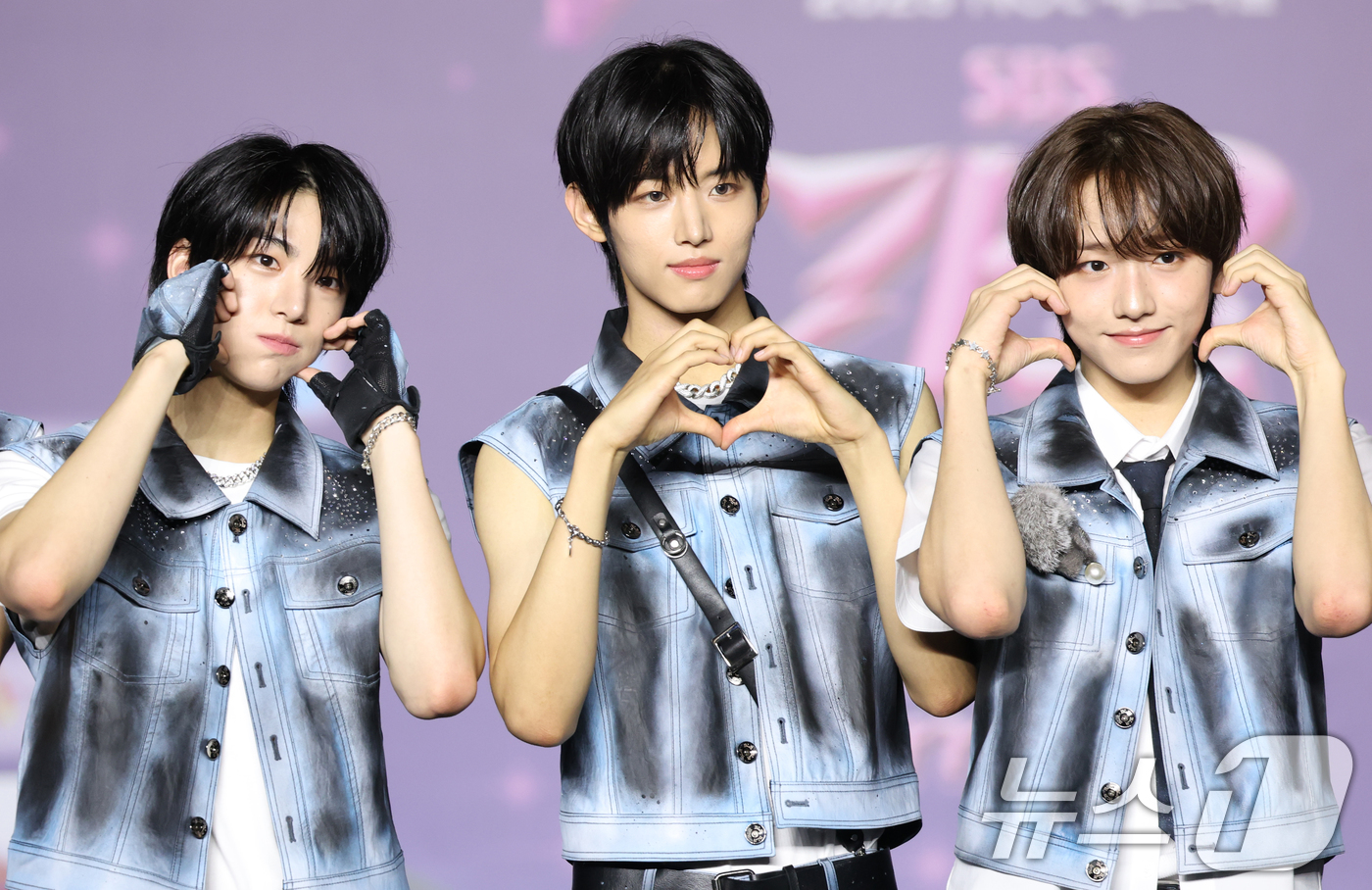 (고양=뉴스1) 권현진 기자 = 아이딧 백준혁(왼쪽부터)와 장용훈, 정세민이 27일 경기도 고양시 일산서구 킨텍스 제1전시장에서 열린 ‘2025 SBS 가요대전 Summer’(이하 …