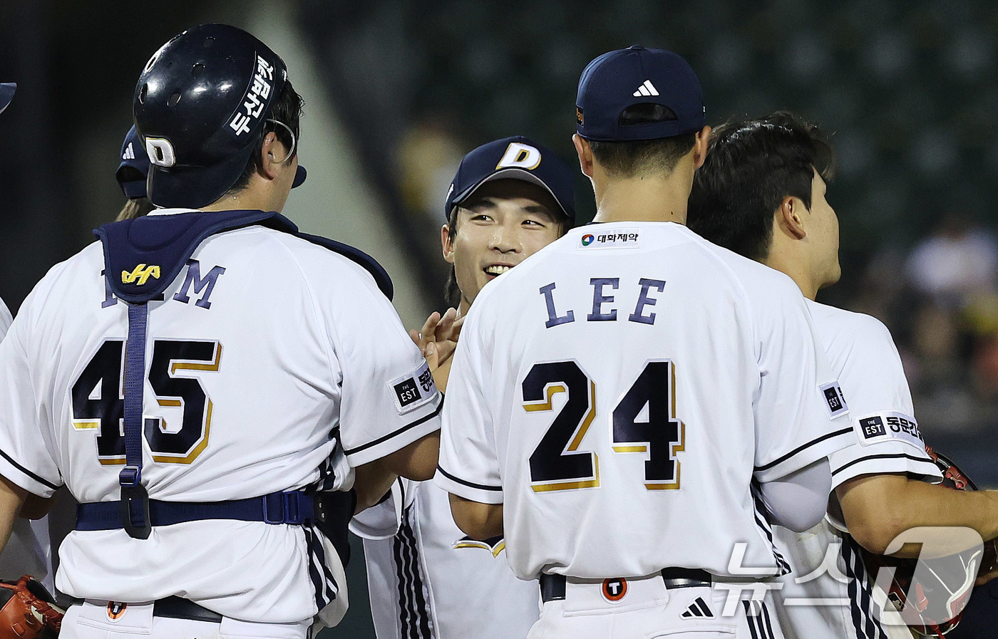 (서울=뉴스1) 박지혜 기자 = 27일 서울 송파구 잠실야구장에서 열린 프로야구 '2025 신한 SOL뱅크 KBO 리그' LG 트윈스와 두산 베어스의 경기에서 두산 선수들이 9-6 …
