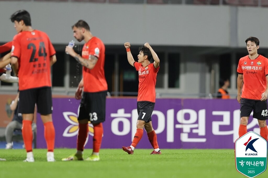 본문 이미지 - 강원FC는 27일 강원하이아레나에서 열린 하나은행 K리그1 2025 24라운드 울산HD와 홈 경기에서 2-2로 비겼다. &#40;한국프로축구연맹 제공&#41;