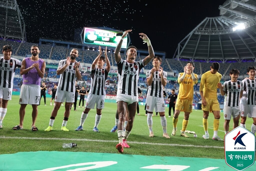 본문 이미지 - FC서울은 27일 대전월드컵경기장에서 열린 대전하나시티즌과의 하나은행 K리그1 2025 24라운드 원정 경기에서 1-0으로 이겼다. &#40;한국프로축구연맹 제공&#41;