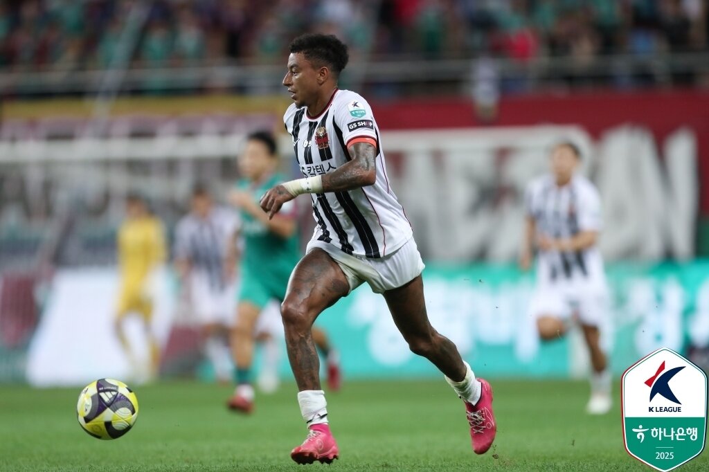 본문 이미지 - FC서울 린가드는 27일 대전월드컵경기장에서 열린 대전하나시티즌과의 하나은행 K리그1 2025 24라운드 원정 경기에서 후반 10분 페널티킥 결승골을 터뜨려 팀의 1-0 승리를 이끌었다. &#40;한국프로축구연맹 제공&#41;