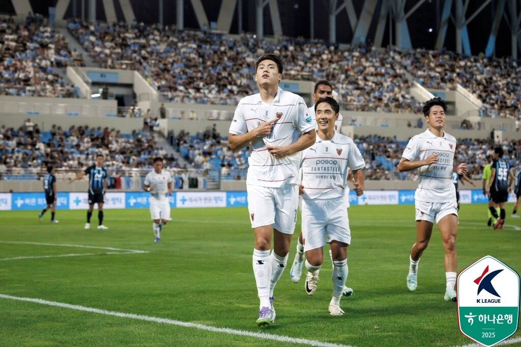 본문 이미지 - 포항 스틸러스 이호재는 27일 대구iM뱅크파크에서 열린 대구FC와의 하나은행 K리그1 2025 24라운드 원정 경기에서 후반 22분 페널티킥 결승골을 터뜨려 팀의 1-0 승리를 이끌었다. &#40;한국프로축구연맹 제공&#41;