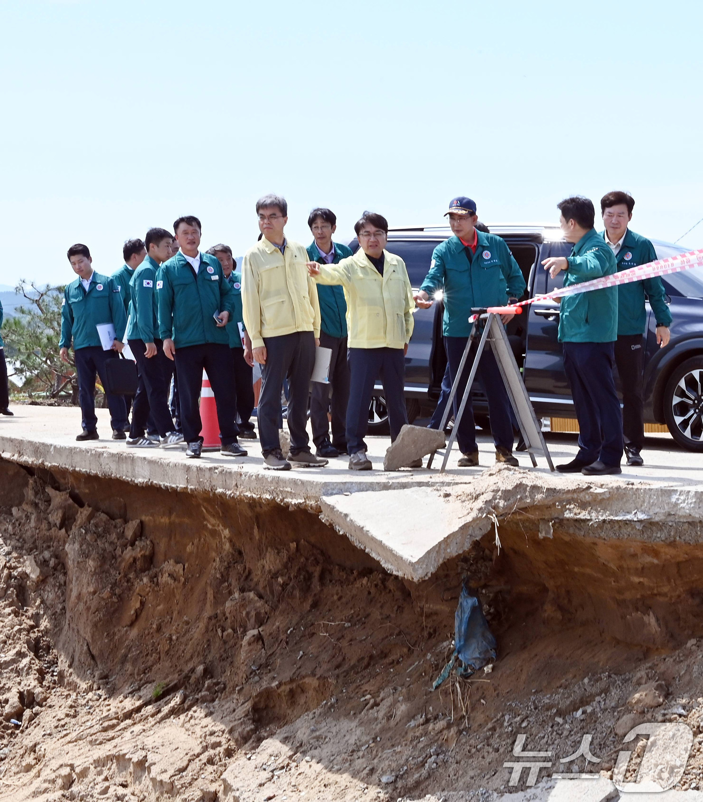 (서울=뉴스1) = 김광용 행정안전부 재난안전관리본부장이 지난 26일 충남 서산시 도당천 제방 피해 현장을 찾아 응급복구 상황을 점검하고 있다. (행정안전부 제공. 재판매 및 DB …