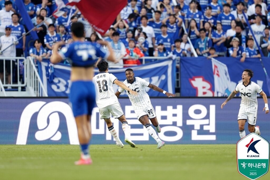 본문 이미지 - 서울 이랜드는 27일 수원월드컵경기장에서 열린 하나은행 K리그2 2025 27라운드 원정 경기에서 수원 삼성에 2-1로 이겼다. (한국프로축구연맹 제공)