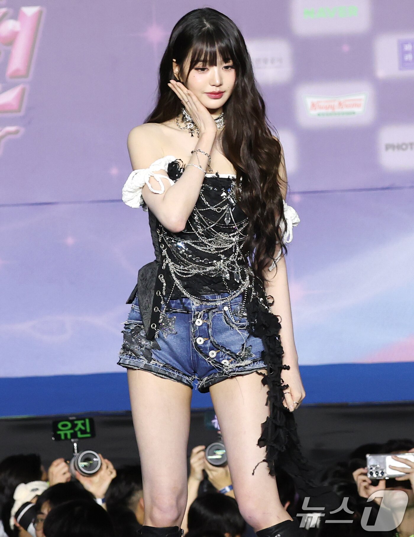본문 이미지 - 아이브 장원영이 26일 경기도 고양시 일산서구 킨텍스 제1전시장에서 열린 ‘2025 SBS 가요대전 Summer’ 블루카펫 행사에 참석해 포즈를 취하고 있다. ⓒ News1 권현진 기자