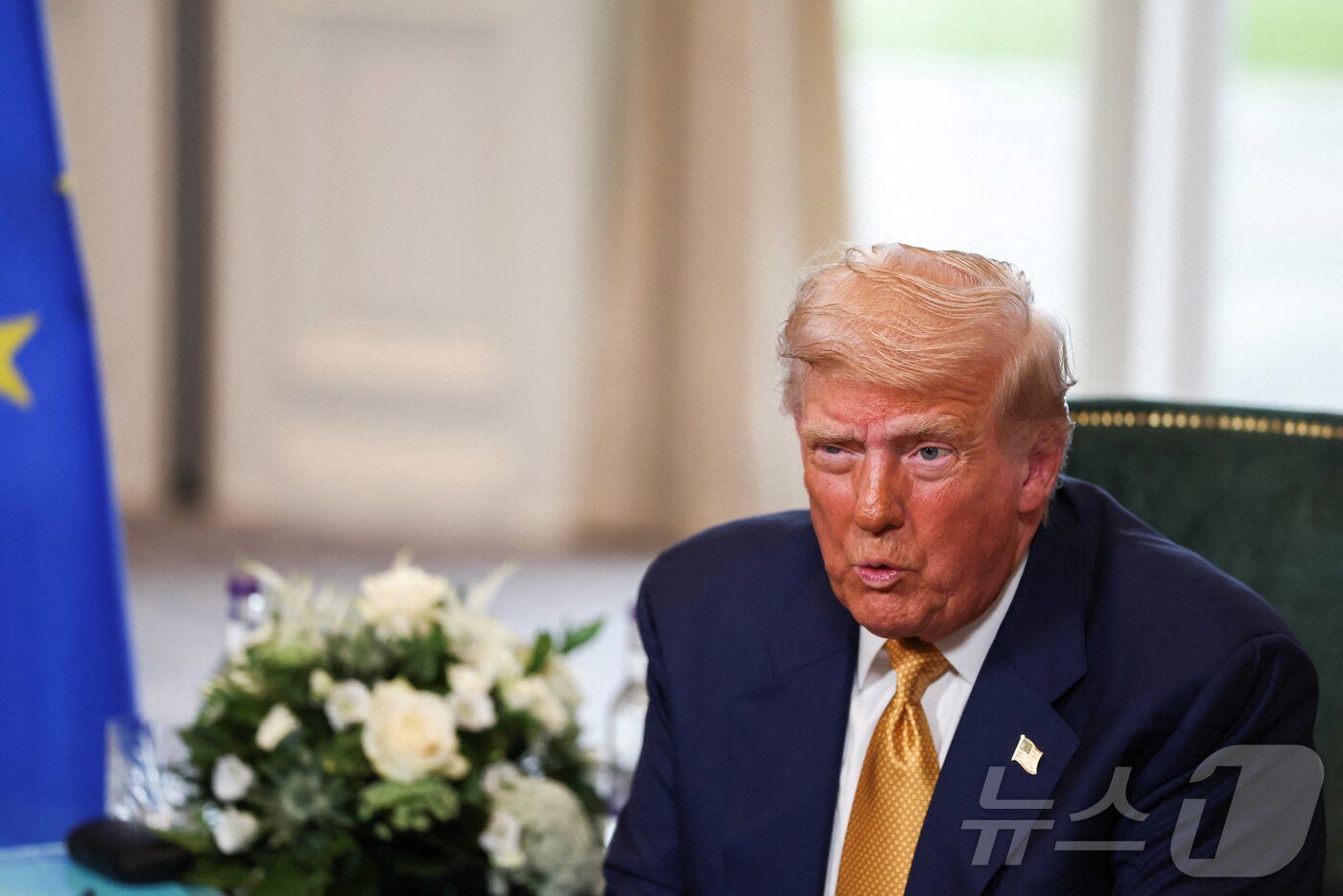본문 이미지 - 도널드 트럼프 미국 대통령이 27일(현지시간) 영국 스코틀랜드 턴베리에서 우르줄라 폰 데어 라이엔 유럽연합(EU) 집행위원회 위원장과 만나 발언하고 있다. 2025.07.27 ⓒ 로이터=뉴스1 ⓒ News1 류정민 특파원