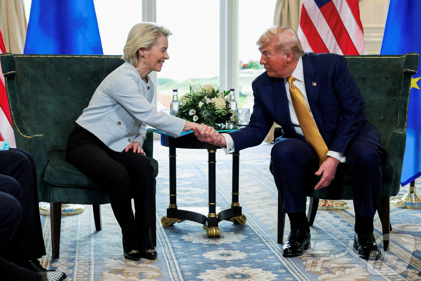 (턴베리 로이터=뉴스1) 류정민 특파원 = 도널드 트럼프 미국 대통령이 27일(현지시간) 영국 스코틀랜드 턴베리에서 우르줄라 폰 데어 라이엔 유럽연합(EU) 집행위원회 위원장과 악 …