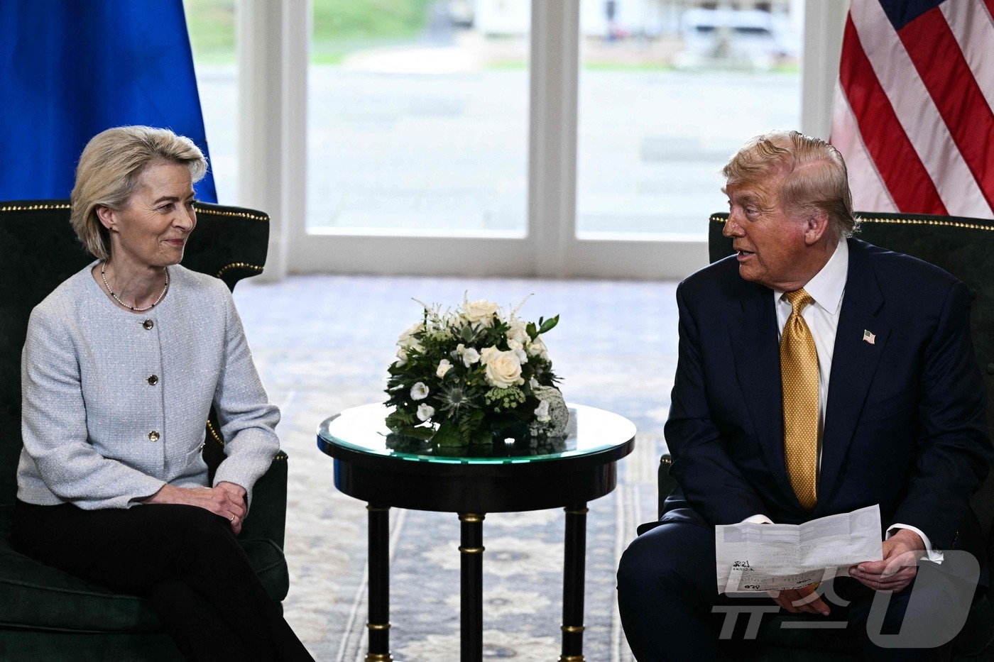 (턴베리 AFP=뉴스1) 류정민 특파원 = 도널드 트럼프 미국 대통령(오른쪽)이 27일(현지시간) 영국 스코틀랜드 남서부 턴베리에서 우르줄라 폰데어라이엔 유럽연합(EU) 집행위원장 …