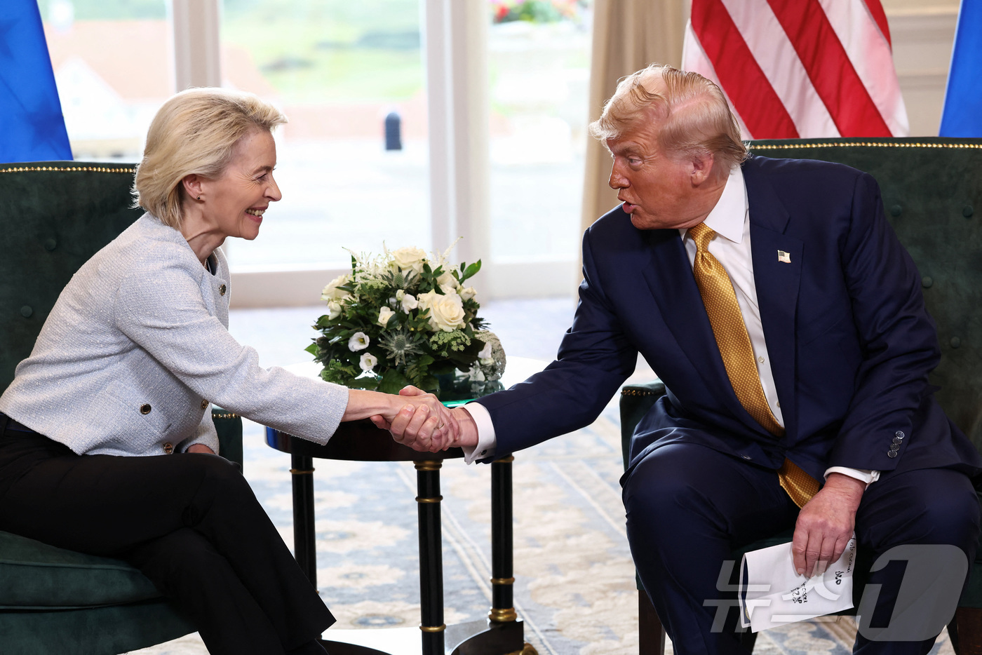 (턴베리 로이터=뉴스1) 류정민 특파원 = 도널드 트럼프 미국 대통령이 27일(현지시간) 영국 스코틀랜드 턴베리에서 우르줄라 폰 데어 라이엔 유럽연합(EU) 집행위원회 위원장과 E …