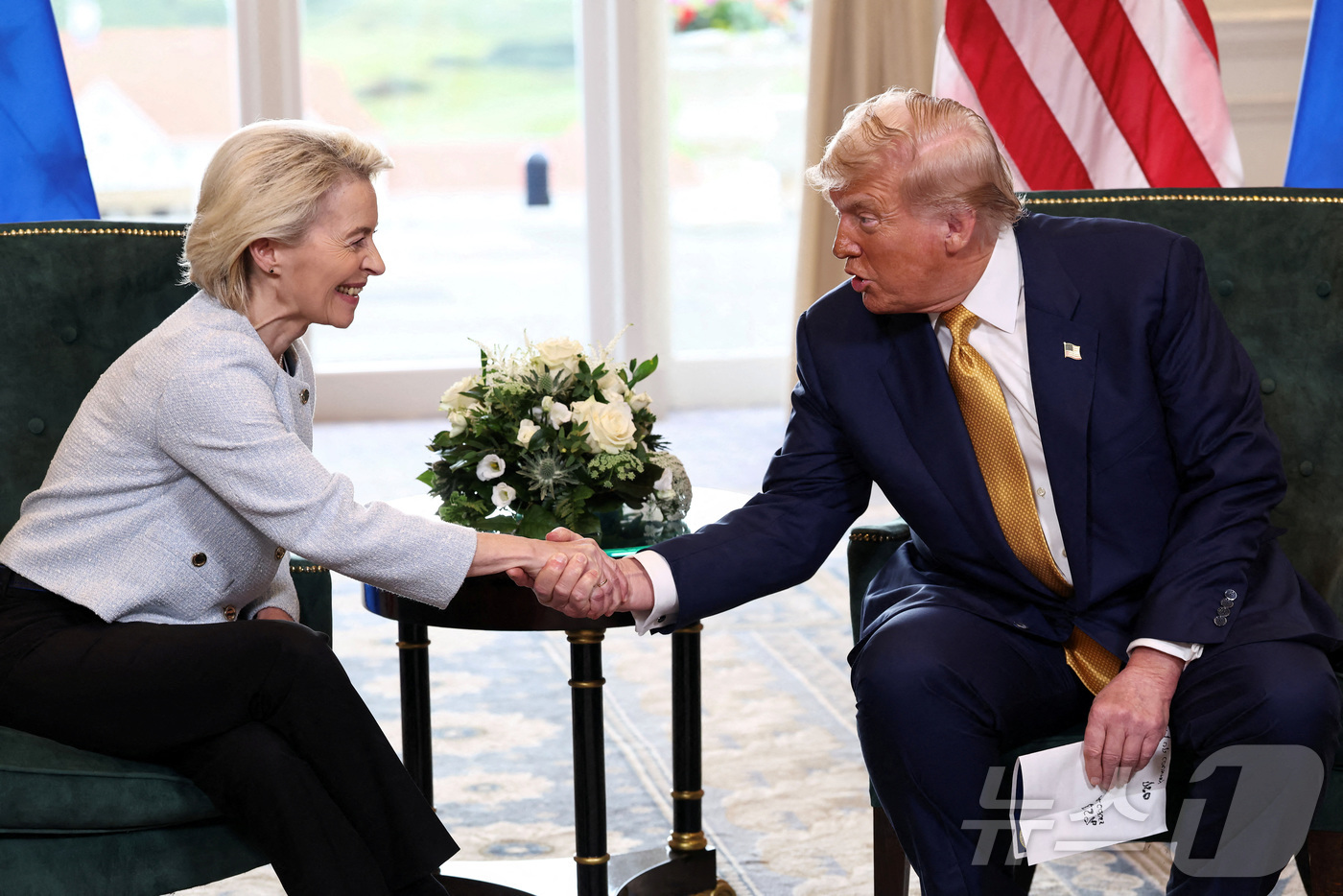 (로이터=뉴스1) = 도널드 트럼프 미국 대통령이 27일(현지시간) 영국 스코틀랜드 턴베리에서 우르줄라 폰 데어 라이엔 유럽연합(EU) 집행위원회 위원장과 EU에 대한 상호관세 및 …