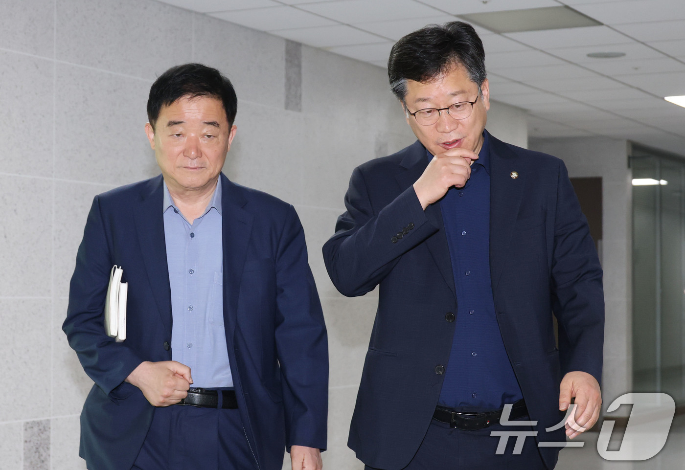 (서울=뉴스1) 이광호 기자 = 국회 환경노동위원회 안호영 위원장(오른쪽)과 강득구 더불어민주당 의원이 28일 오전 서울 여의도 국회 의원회관에서 열린 노란봉투법(노동조합법 2·3 …