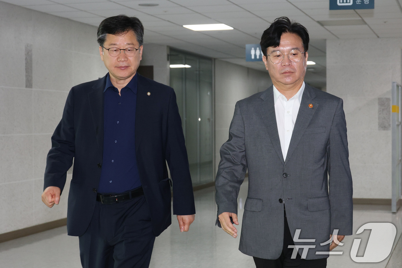 (서울=뉴스1) 이광호 기자 = 국회 환경노동위원장인 안호영 더불어민주당 의원(왼쪽)과 김영훈 고용노동부장관이 28일 오전 서울 여의도 국회 의원회관에서 열린 노란봉투법(노동조합법 …